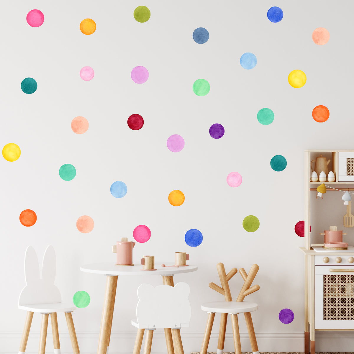 Bunte Wand mit Wasserfarbenpunkten in verschiedenen Farben.