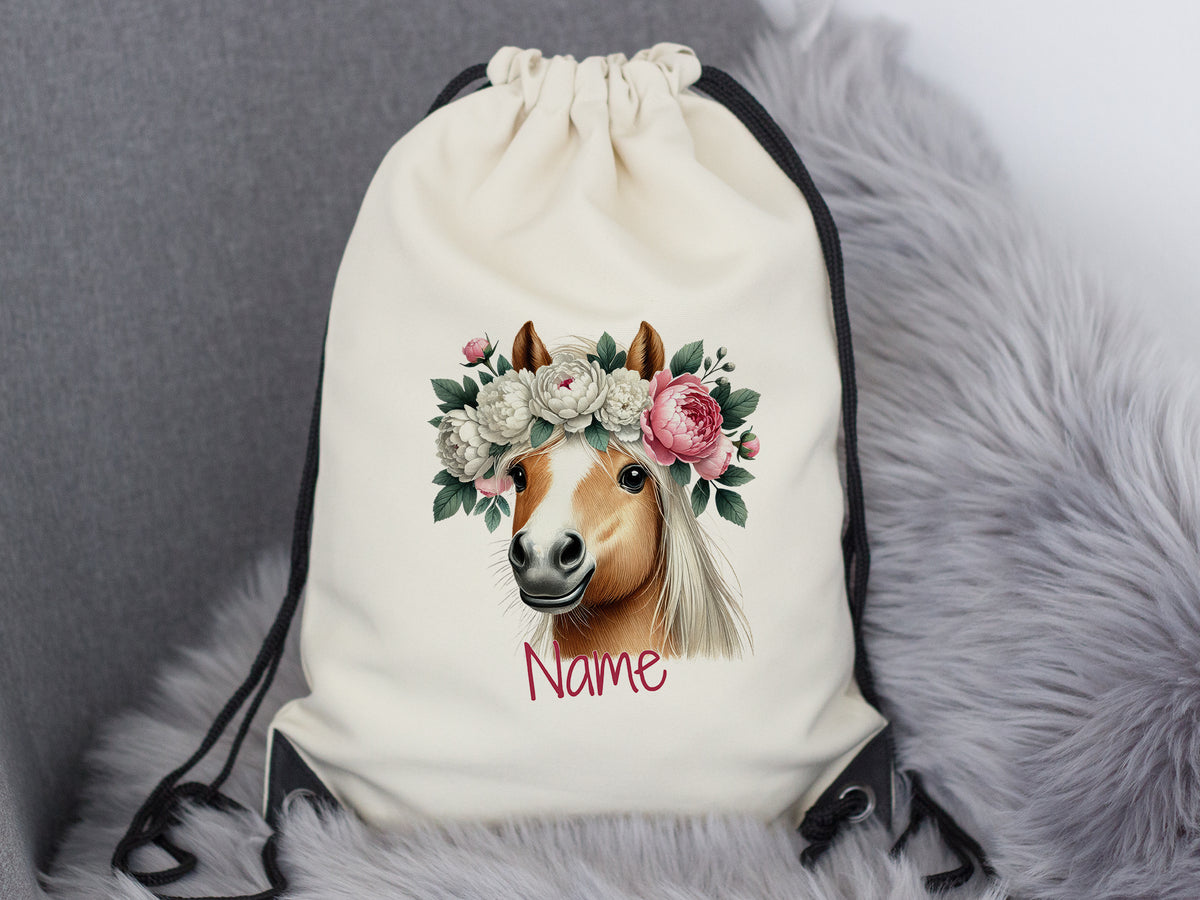 Beige Turnbeutel mit Pferdekopf und Blumenkranz.