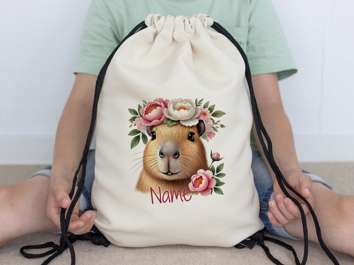 Beiger Rucksack mit Kapibara und Blumenmotiv.