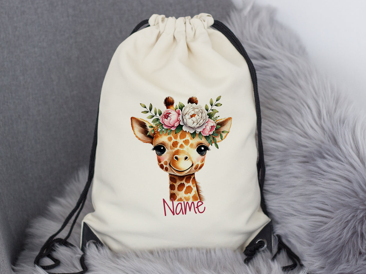 Beige Rucksack mit Giraffenmotiv und Blumenkranz.