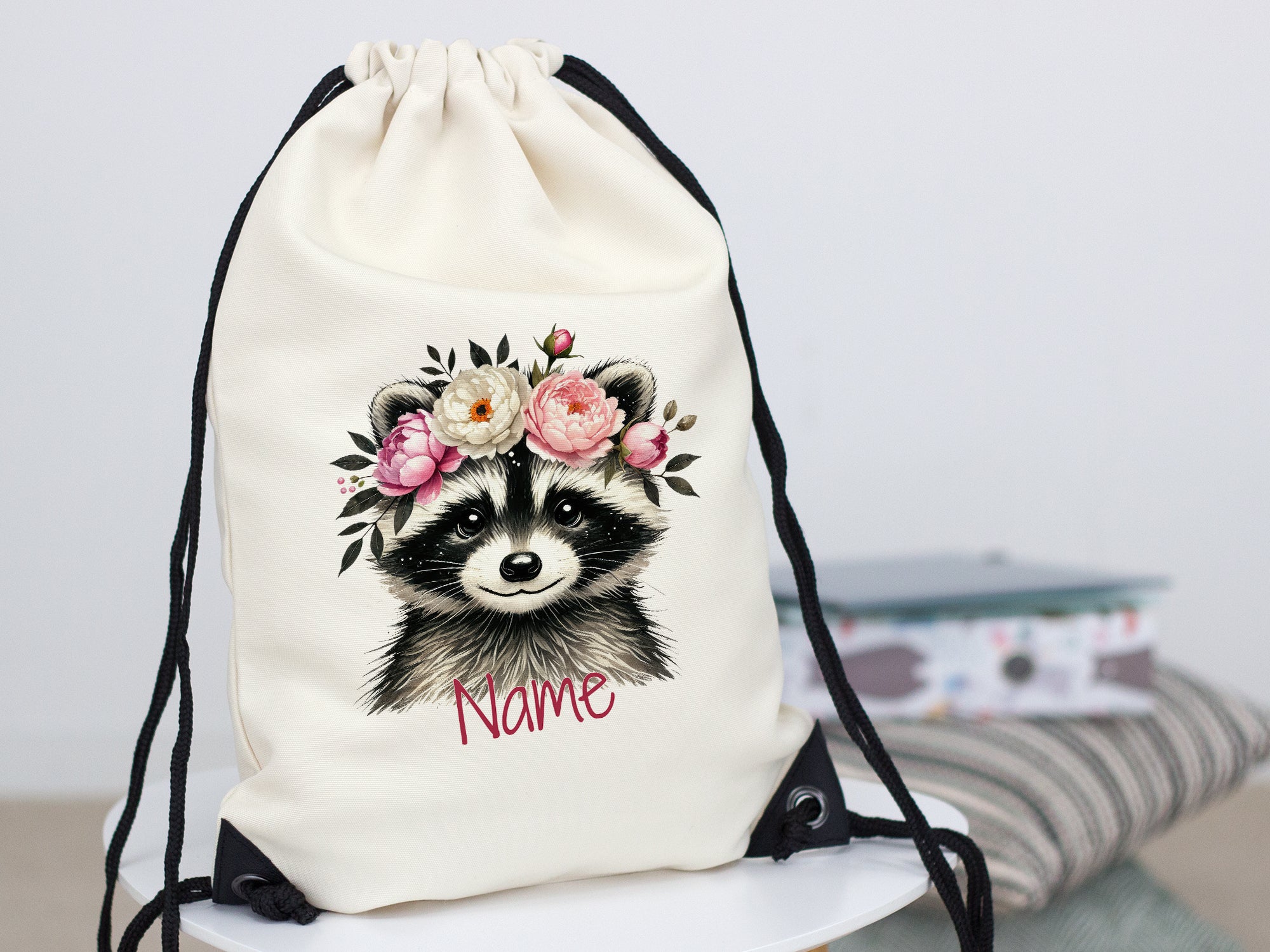 Beige Turnbeutel mit Waschbär und Blumenmotiv, personalisierbar.