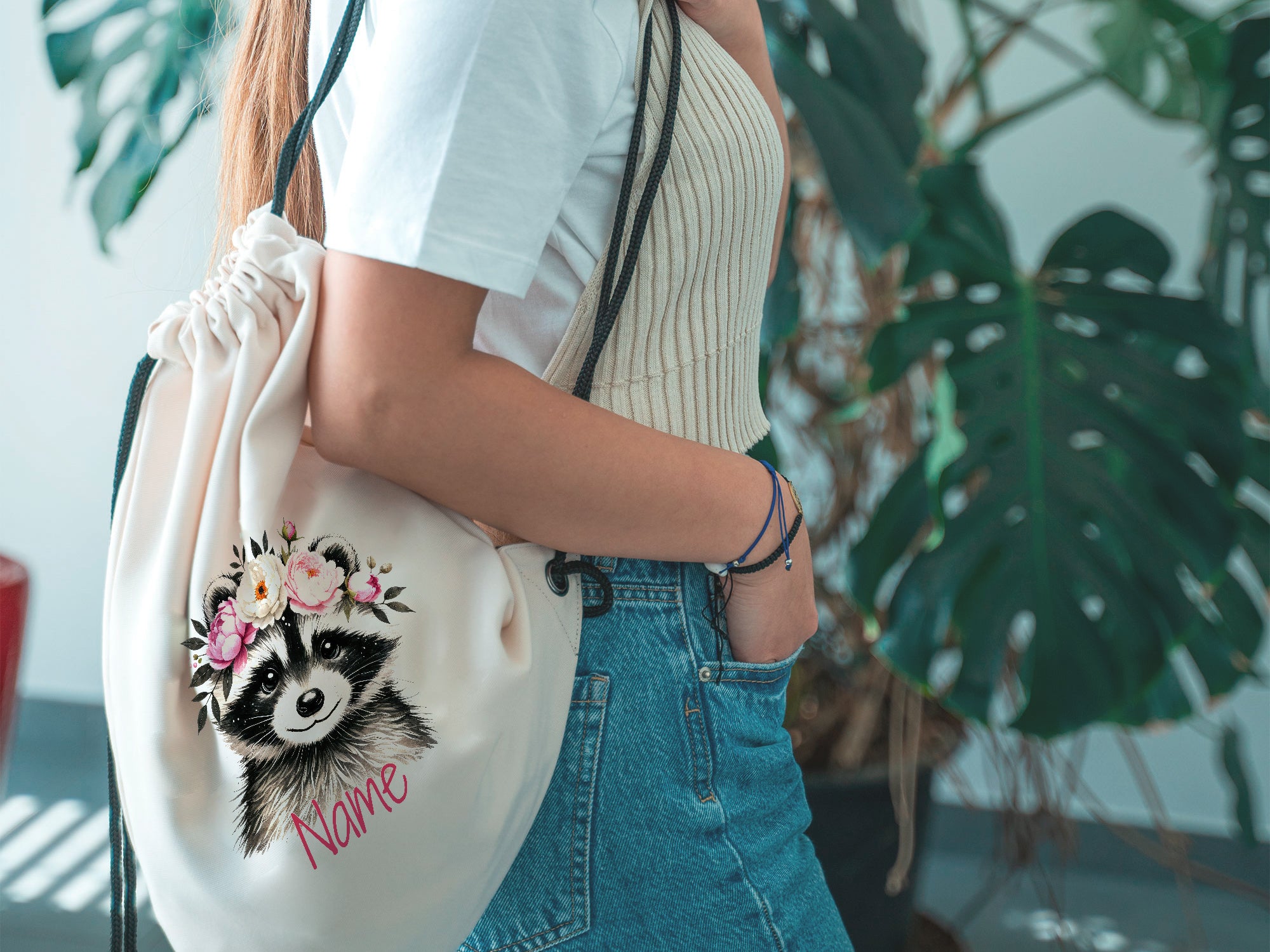 Beige Turnbeutel mit Waschbär-Motiv und personalisiertem Namen.