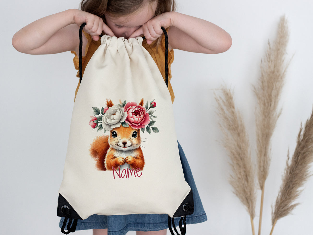 Beige Rucksack mit Eichhörnchen und Blumenmotiv, personalisierbar.