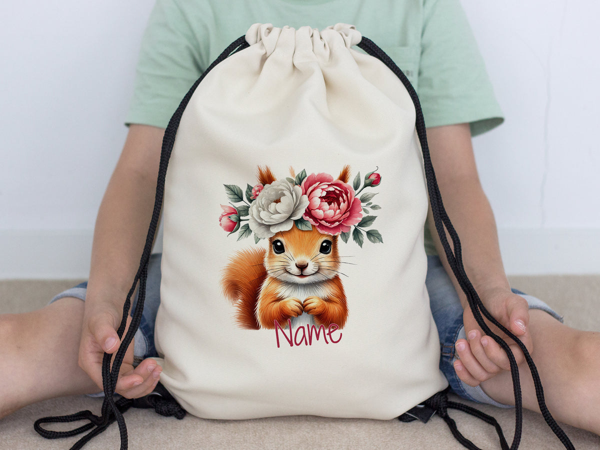 Beige Turnbeutel mit Eichhörnchen und Blumenmotiv.