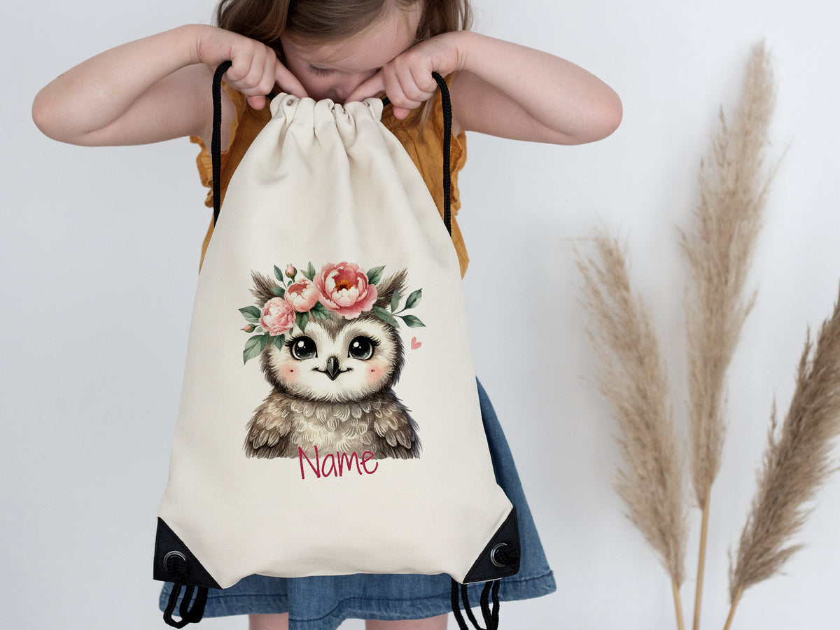 Beige Rucksack mit Eule und Blumenmotiv, personalisierbar.