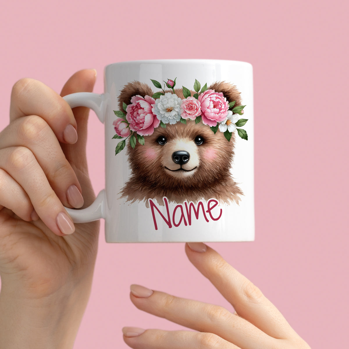 Tasse mit Bärenmotiv und Blumenkranz, personalisierbar.