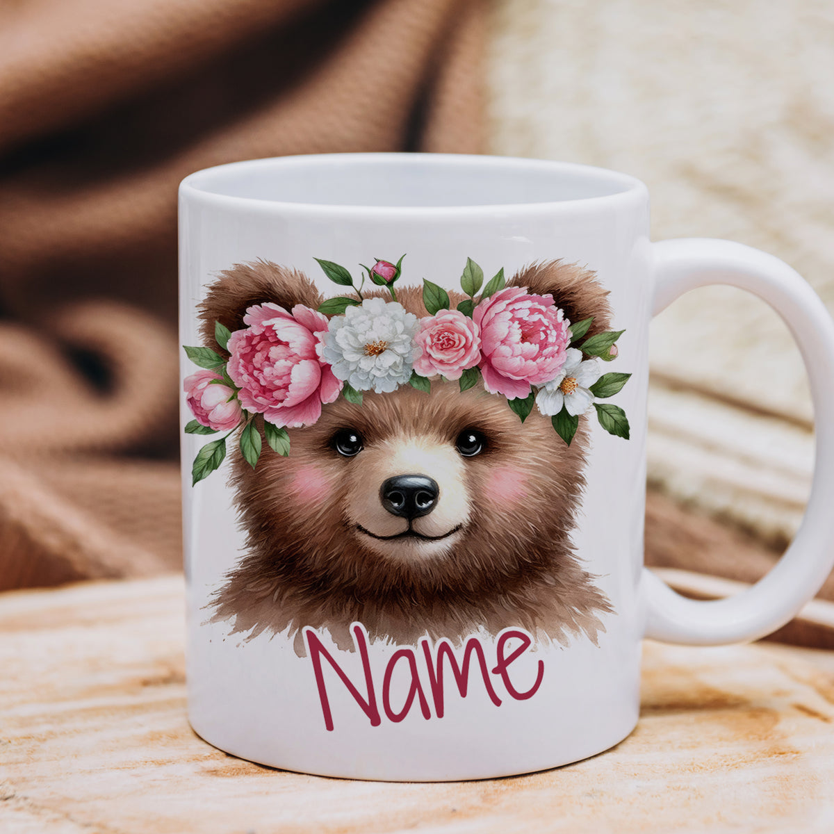 Tasse mit Bärenmotiv und Blumenkranz, personalisierbar.