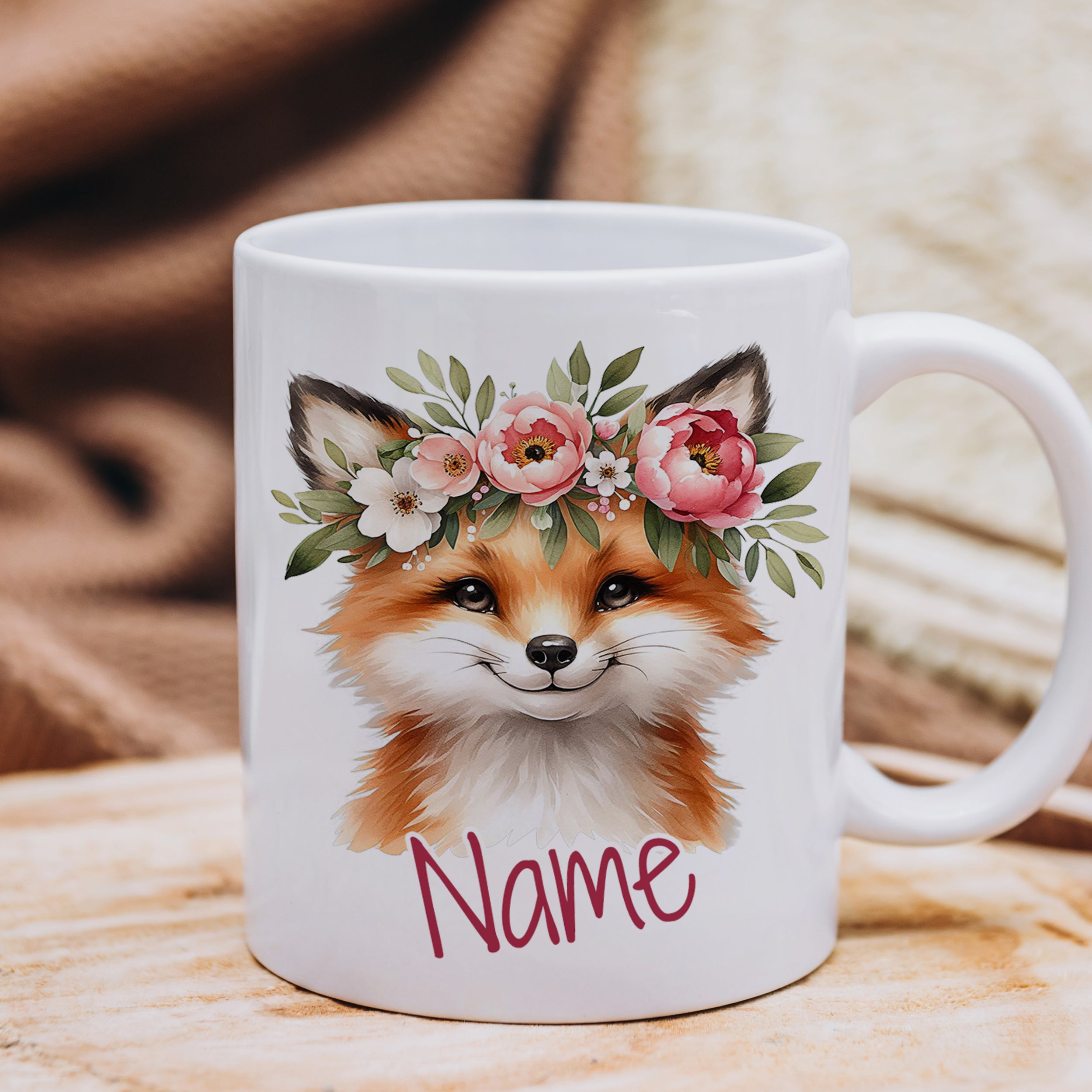 Weißer Becher mit Fuchs-Motiv und Blumenkranz.