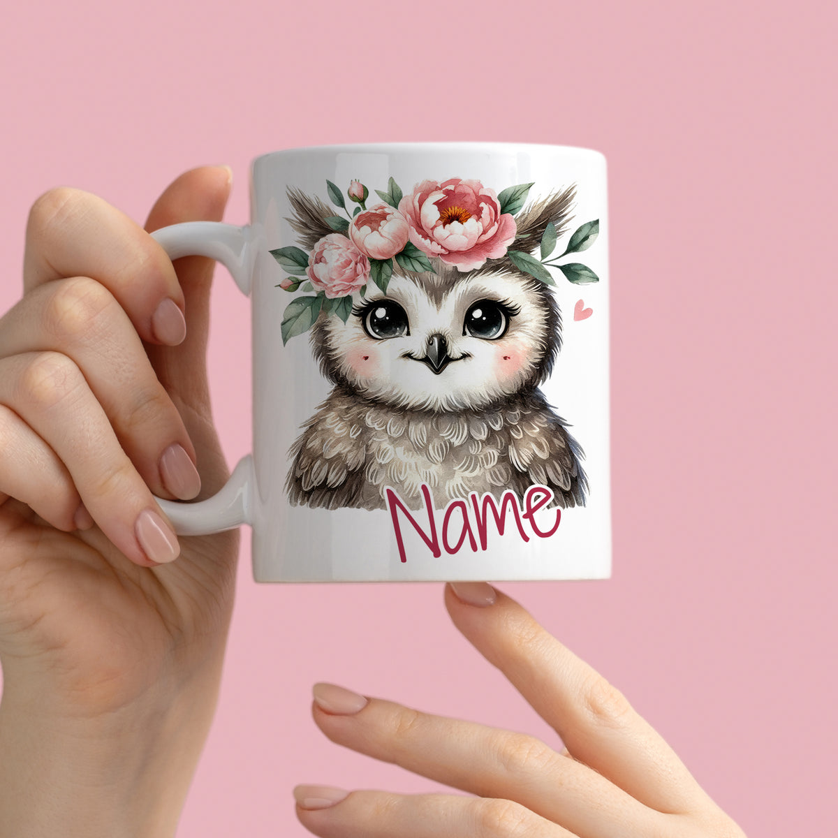 Tasse mit Eule, Blumenkranz und personalisiertem Namen.
