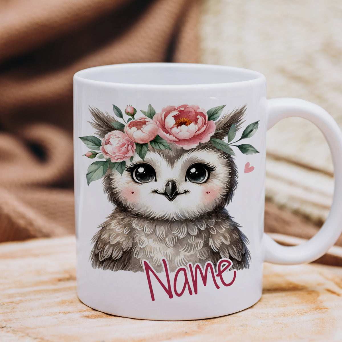 Weißer Becher mit süßer Eule und Blumenkranz.