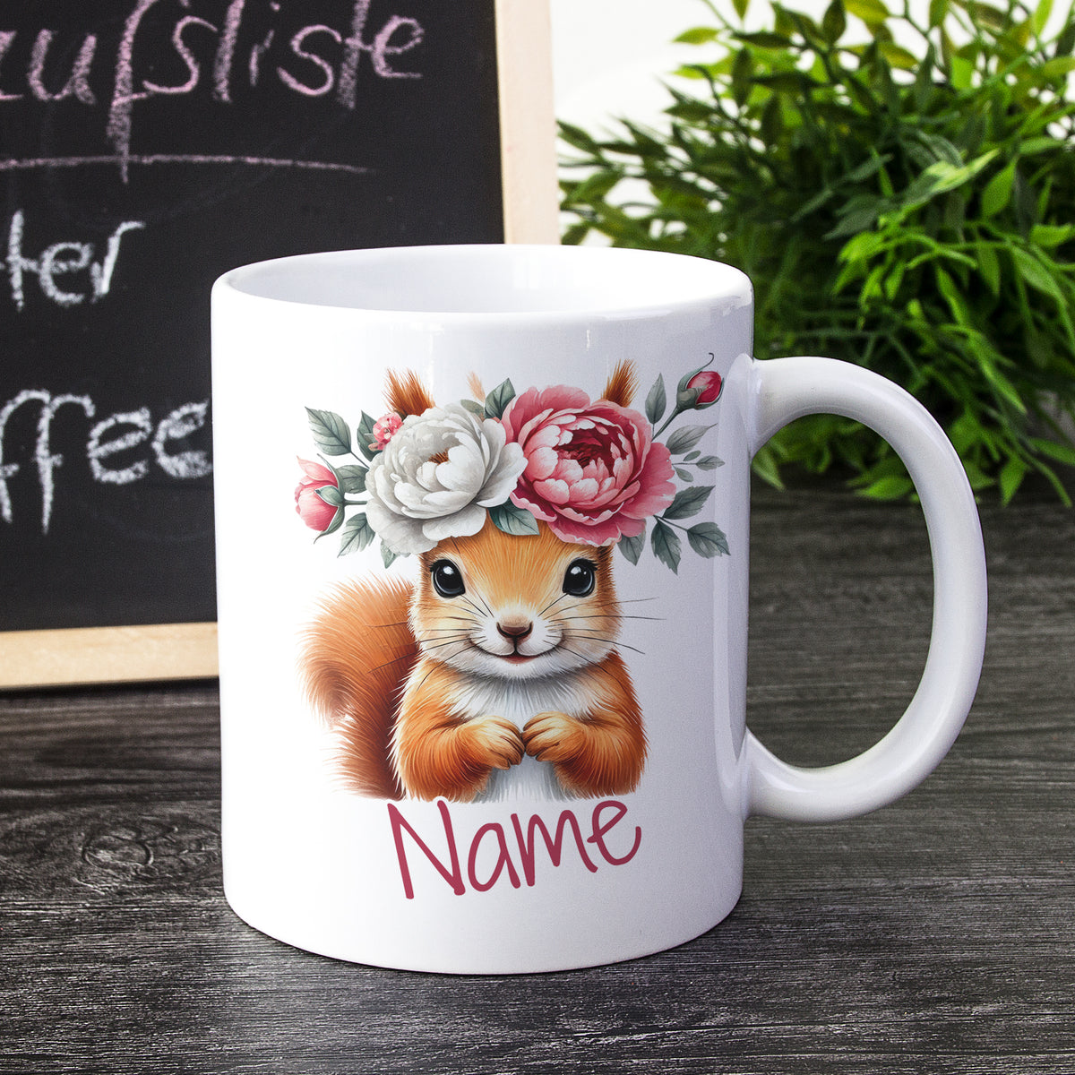 Tasse mit Eichhörnchen und Blumenkranz, personalisierbar.