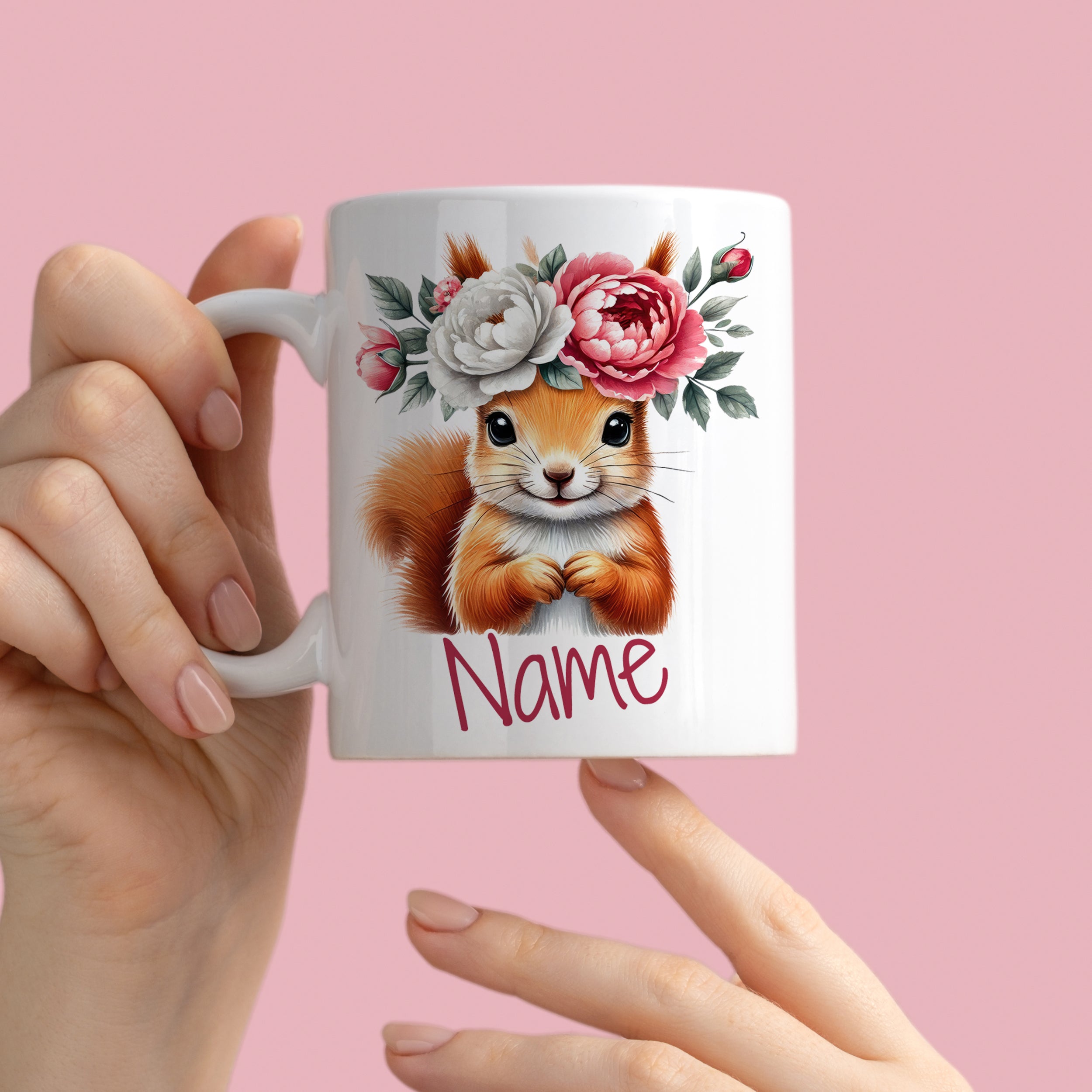 Tasse mit Eichhörnchen, Blumenkranz und personalisiertem Namen.