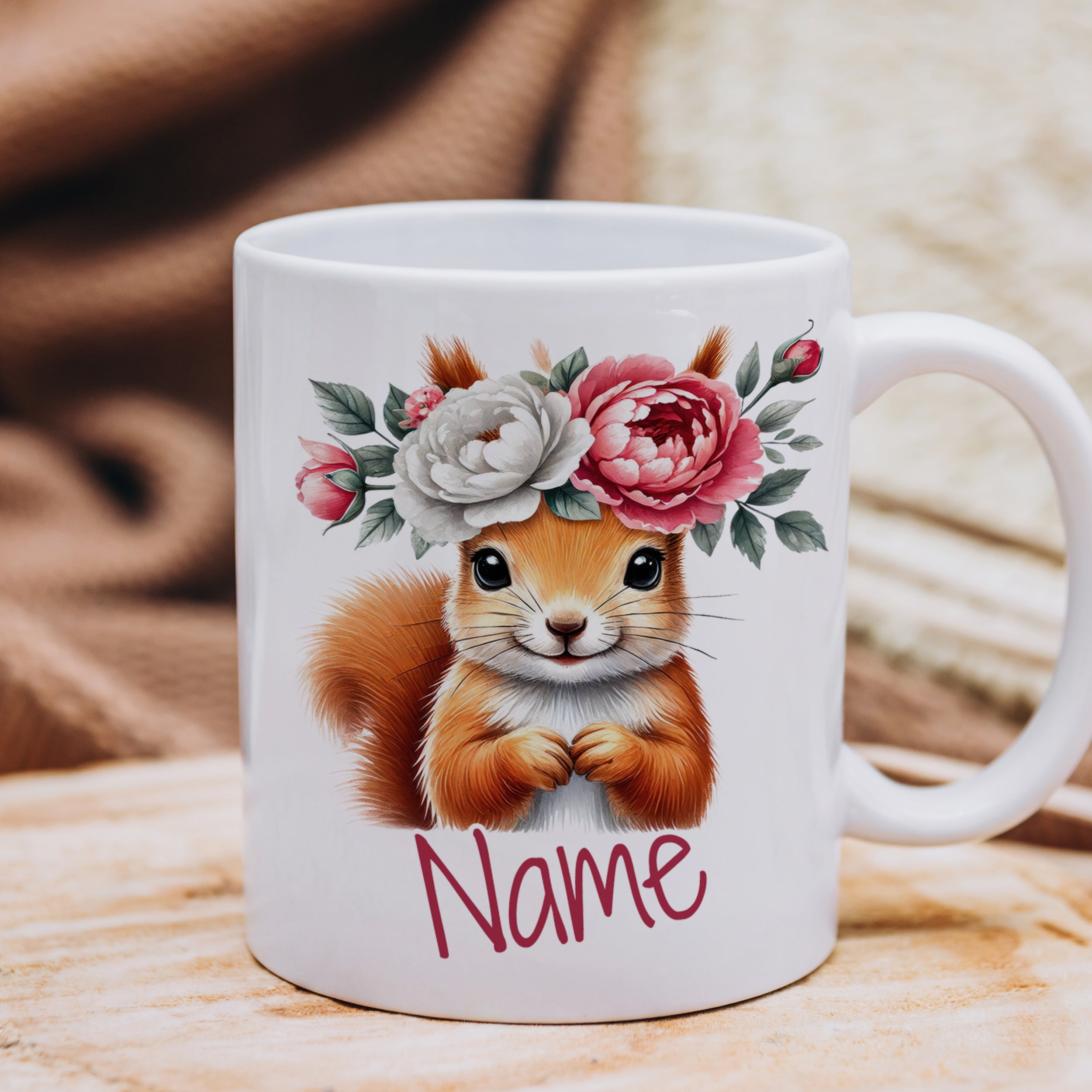 Tasse mit Eichhörnchen und Blumenkranz, personalisierbar.