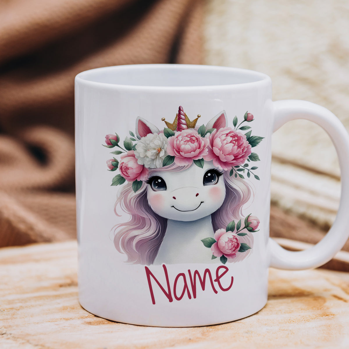 Tasse mit Einhorn-Design und Blumen, personalisierbar.