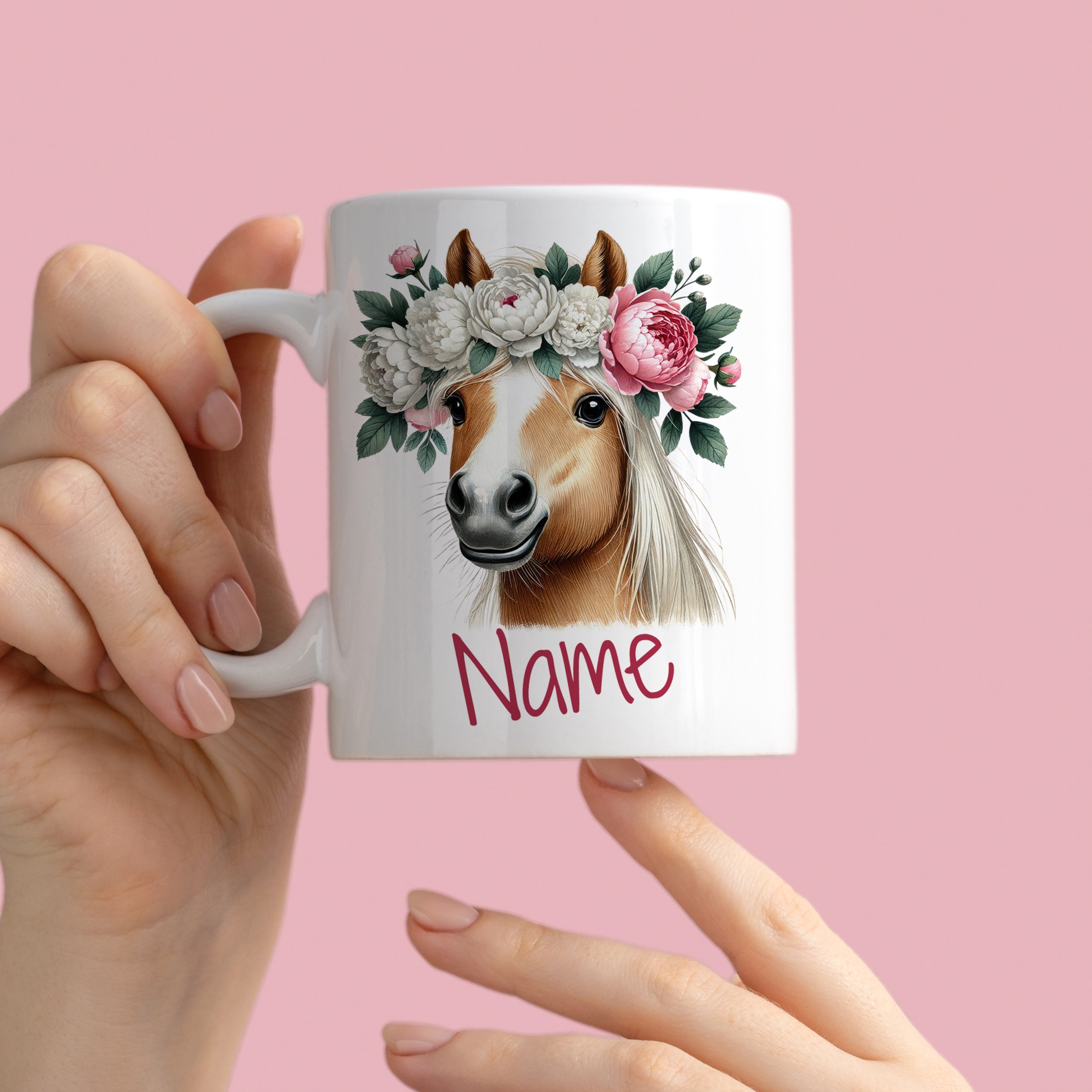 Tasse mit Pferdemotiv und Blumenkranz, personalisierbar.