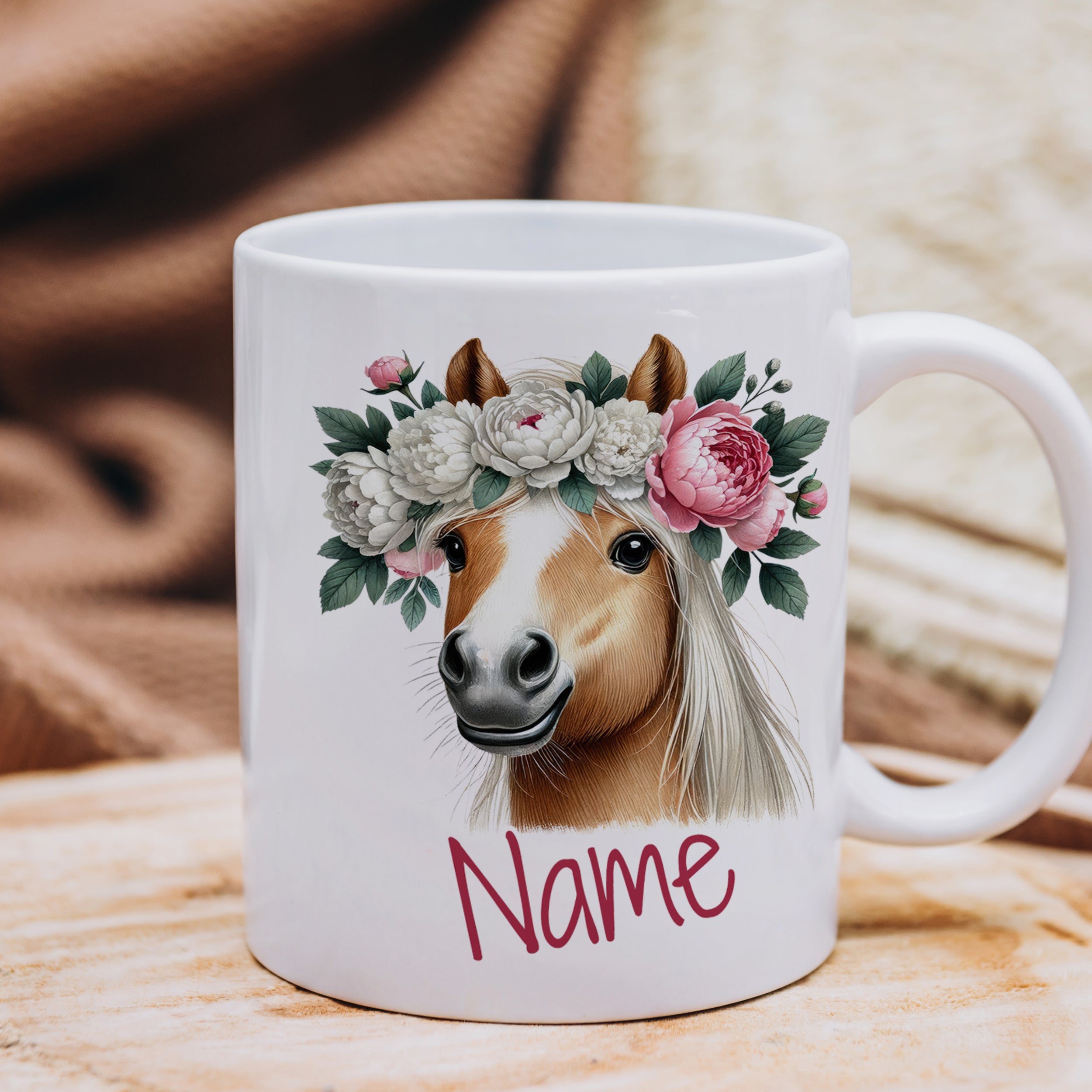 Weißer Becher mit Pferdekopf und Blumenkranz, personalisierbar.