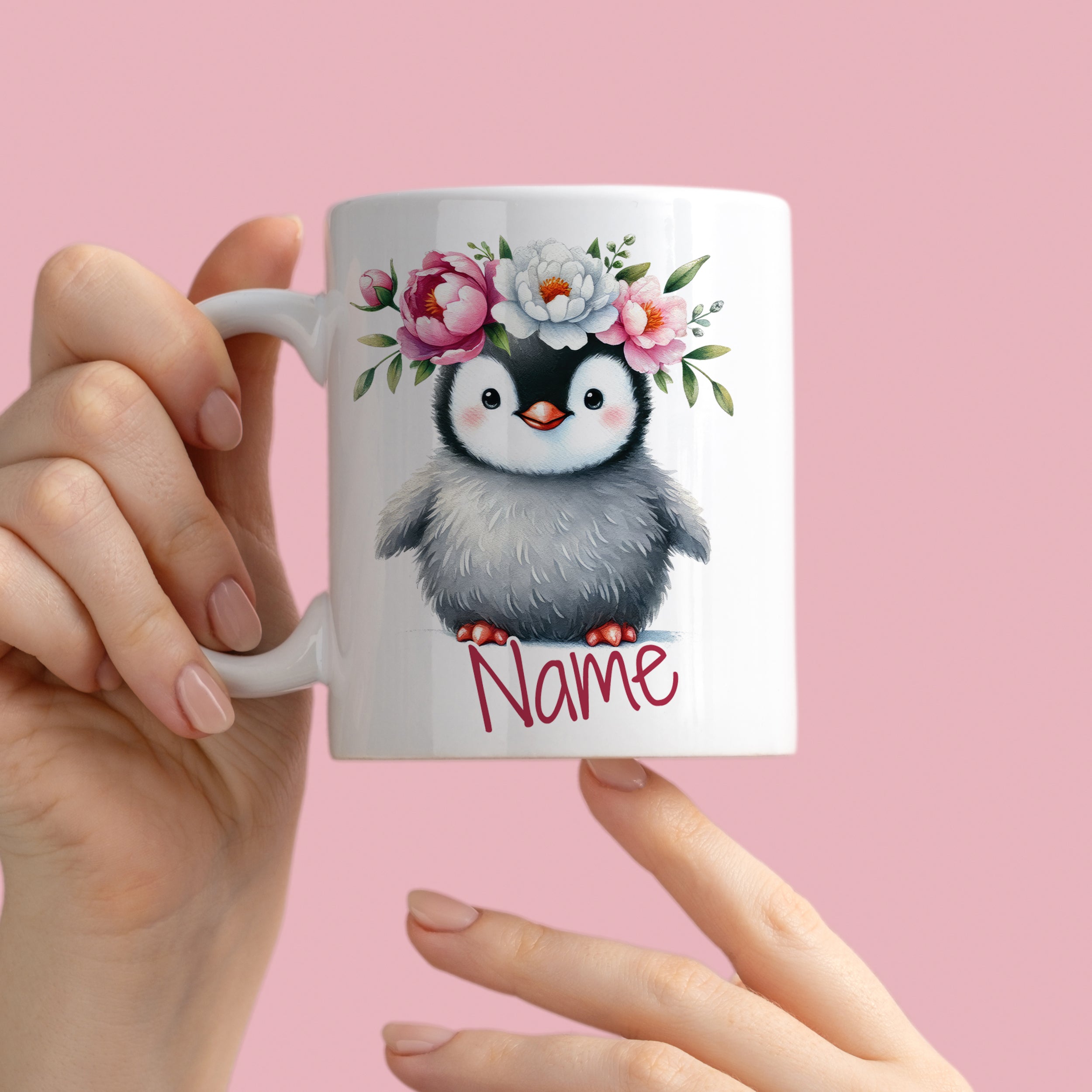 Tasse mit niedlichem Pinguin und Blumenkranz, personalisierbar.