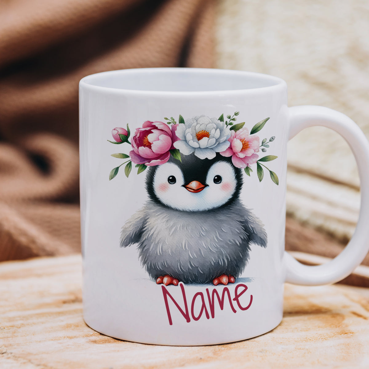 Tasse mit niedlichem Pinguin und Blumenkranz, personalisierbar.