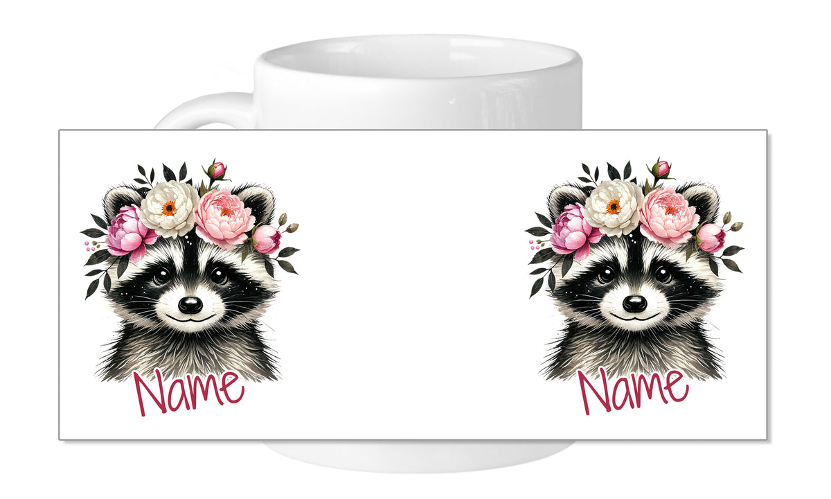 Tasse mit zwei Waschbären und Blumenkranz, personalisierbar.