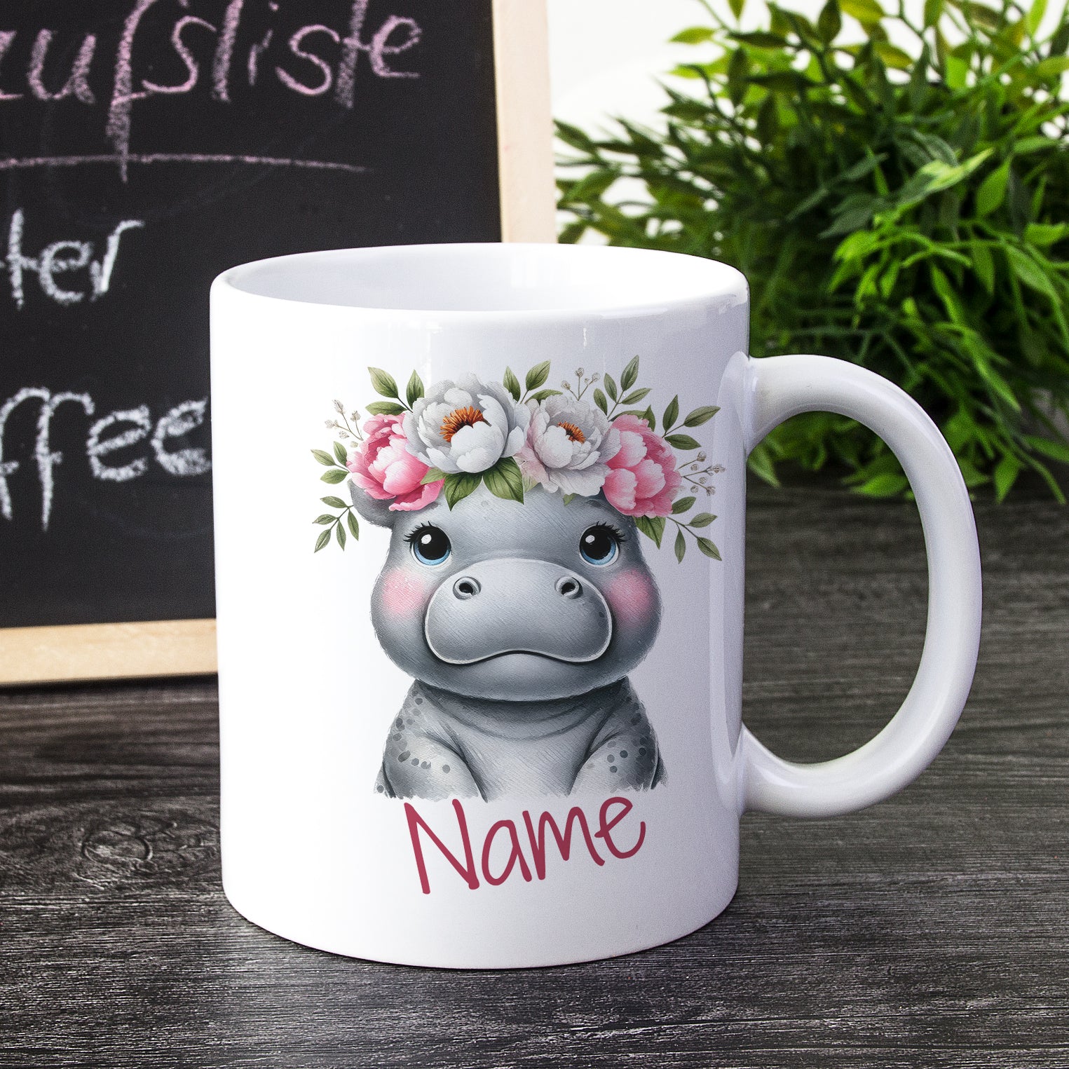 Kaffeetasse mit niedlichem Nilpferd und Blumenkranz, personalisierbar.