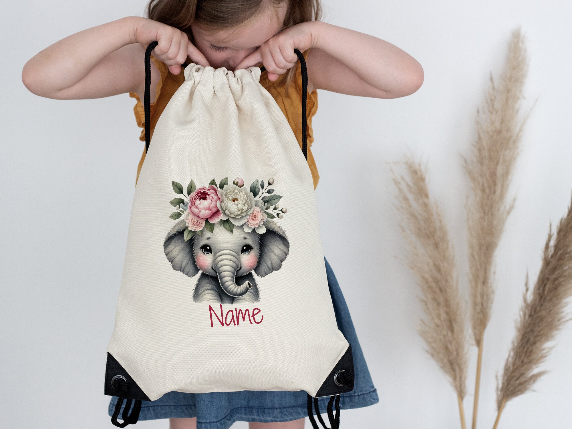 Beige Rucksack mit Elefant und Blumenmotiv, personalisierbar.