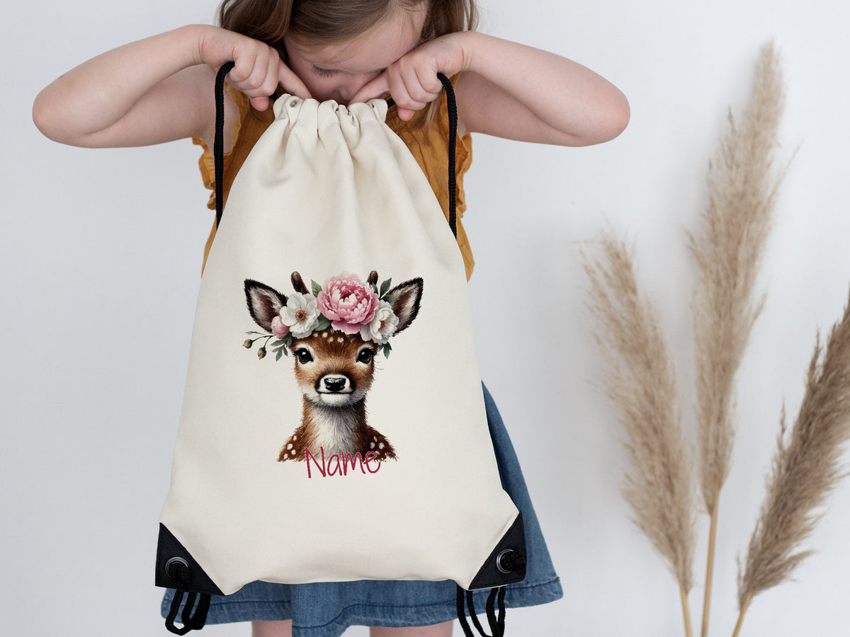 Beige Rucksack mit Reh-Motiv und Blumenkranz.