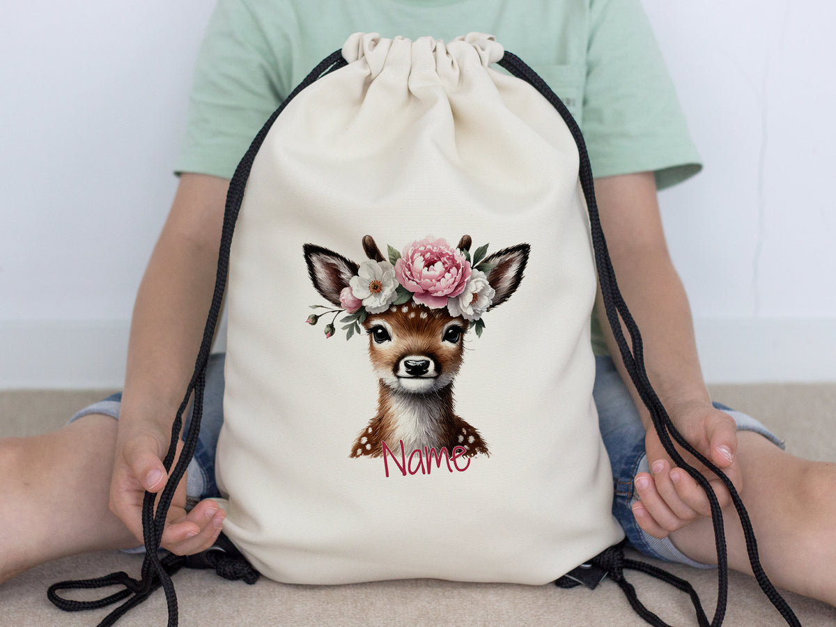 Beige Rucksack mit Reh-Motiv und Blumenkranz.