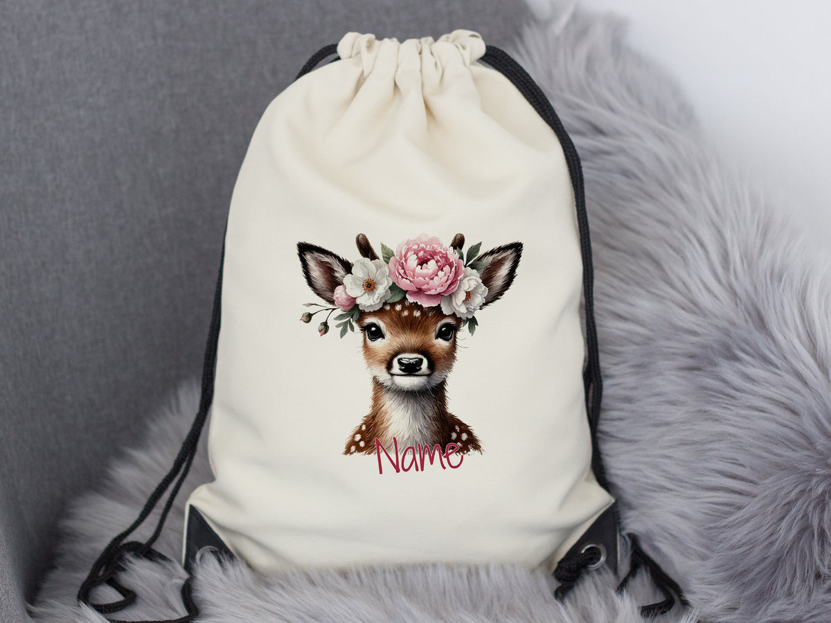 Beige Turnbeutel mit Reh-Motiv und Blumenkranz.