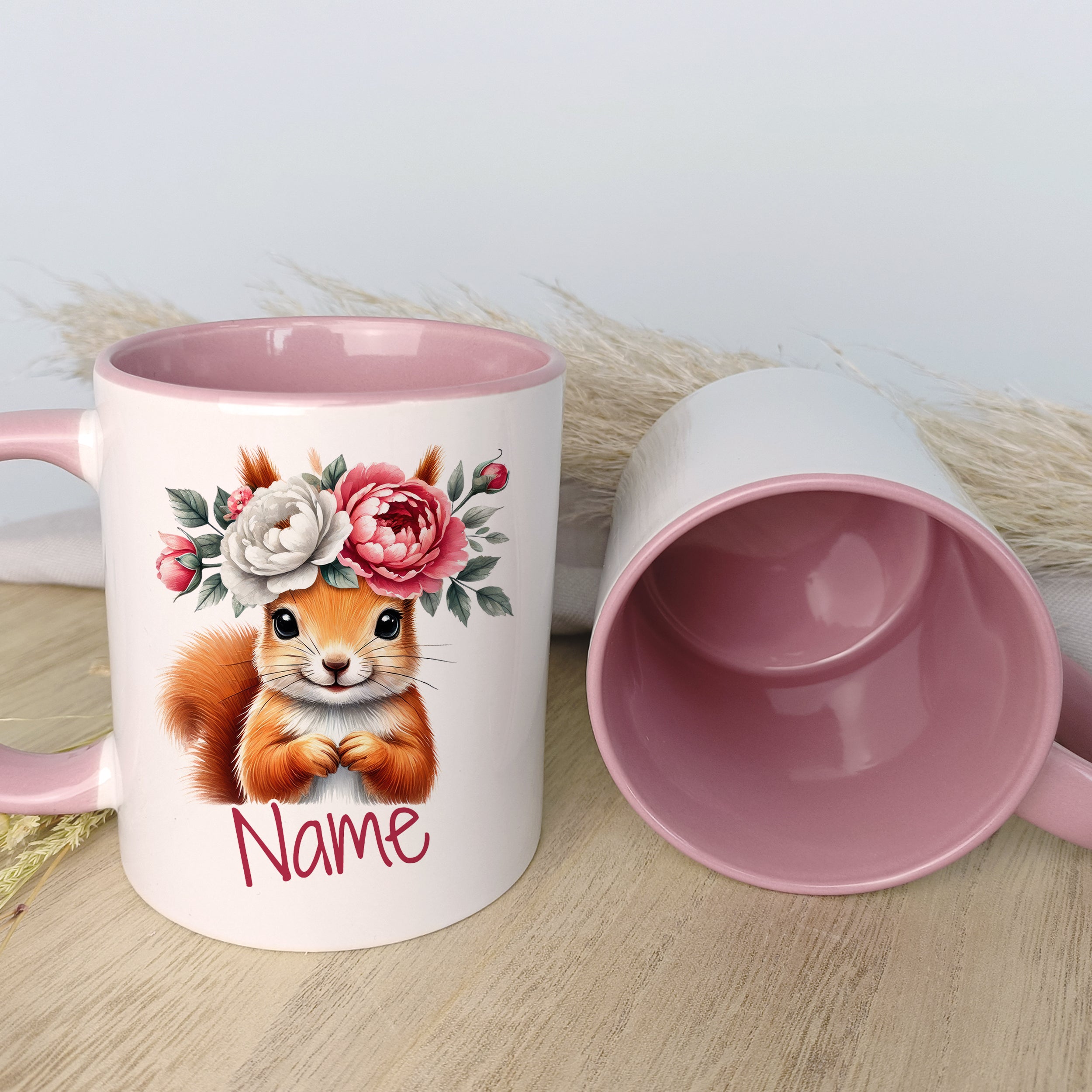 Tasse mit Eichhörnchen und Blumen