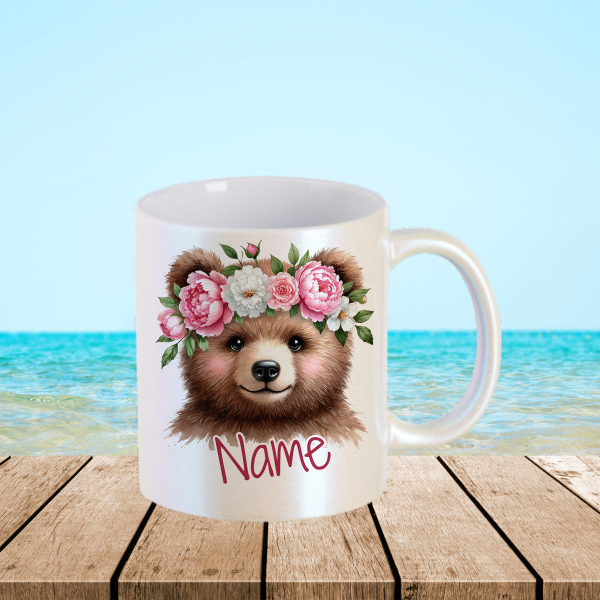Tasse mit Bärenmotiv und Blumenkranz, personalisierbar.