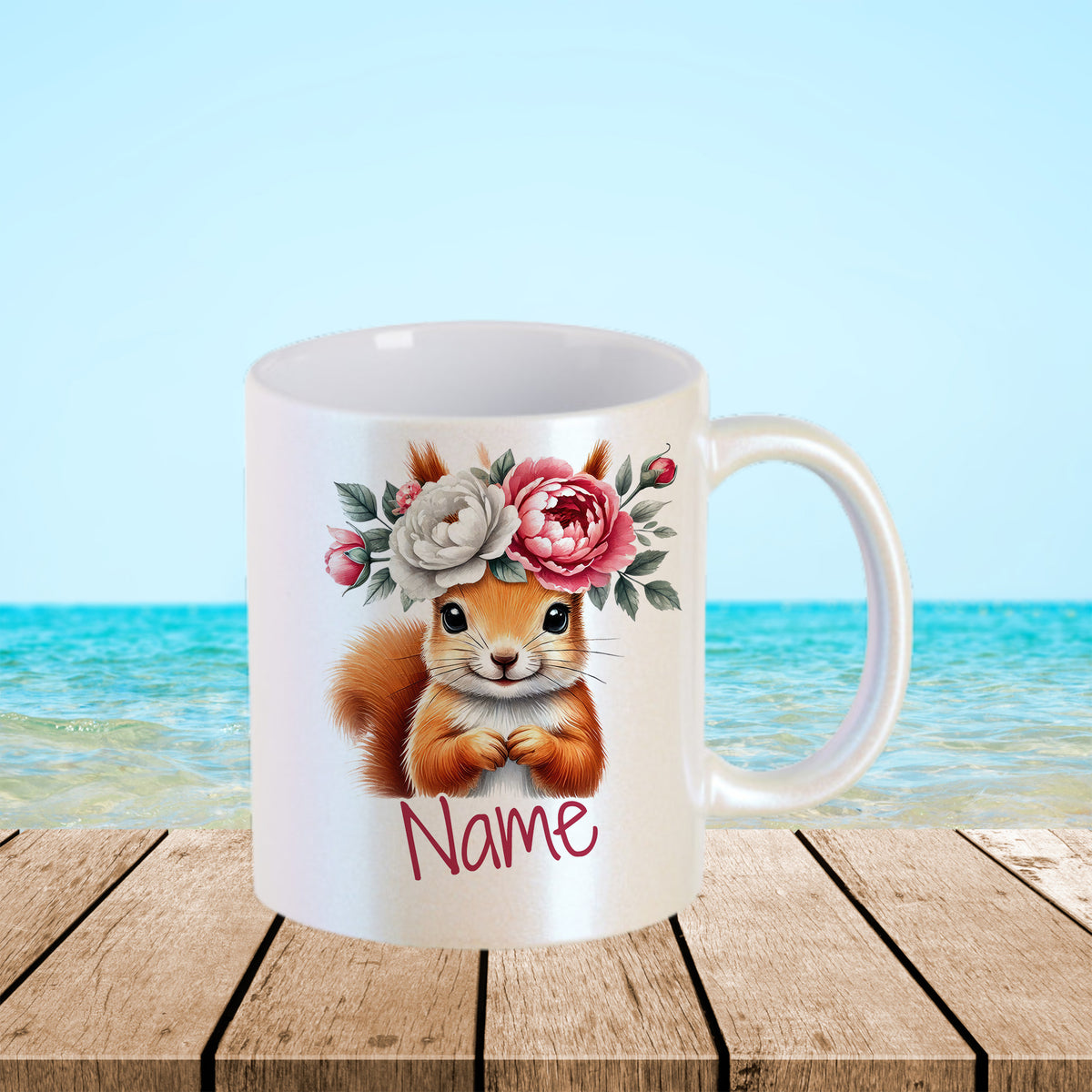Kaffeetasse mit Eichhörnchen und Blumen, personalisierbar.