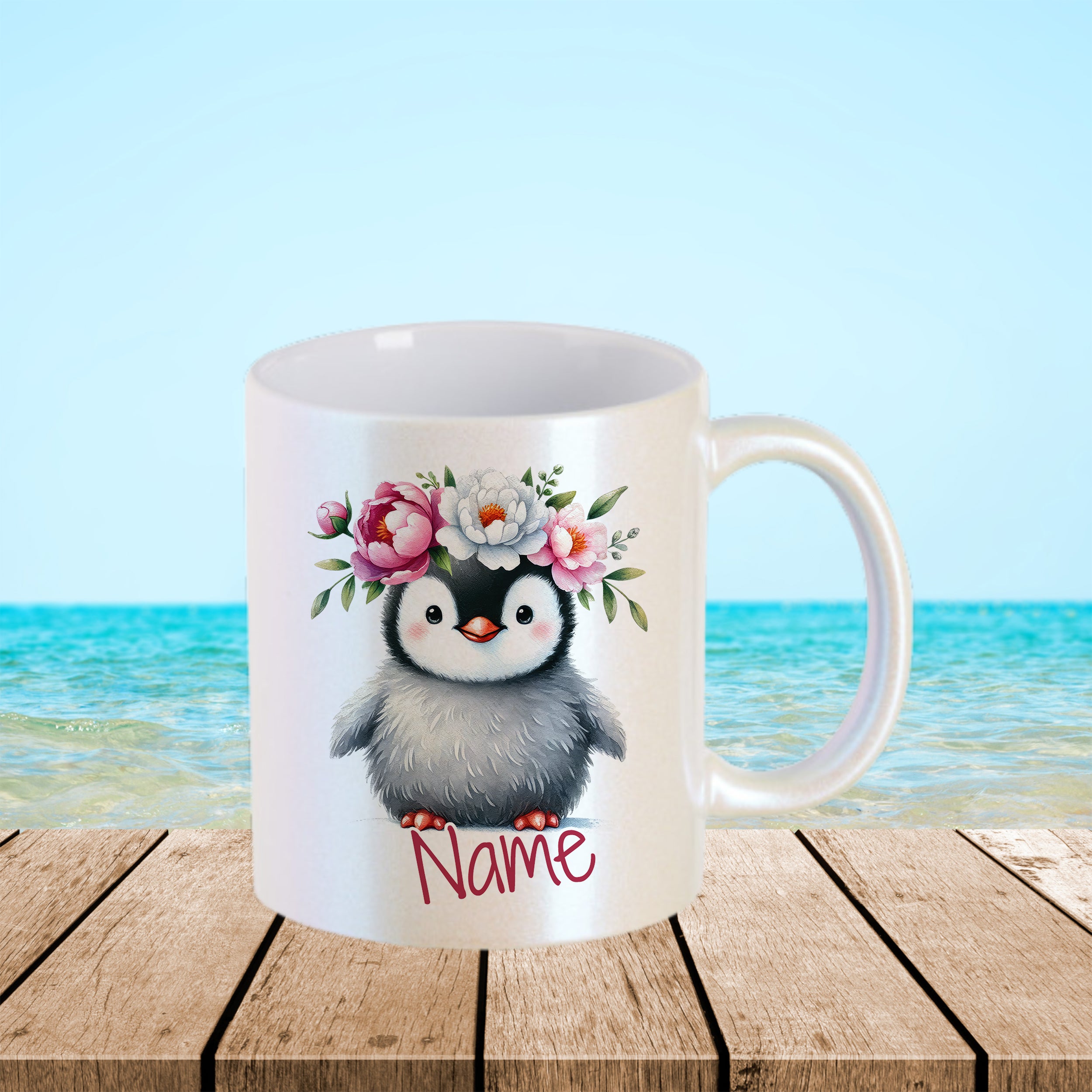 Tasse mit penguin-artigem Design und Blumenkranz.