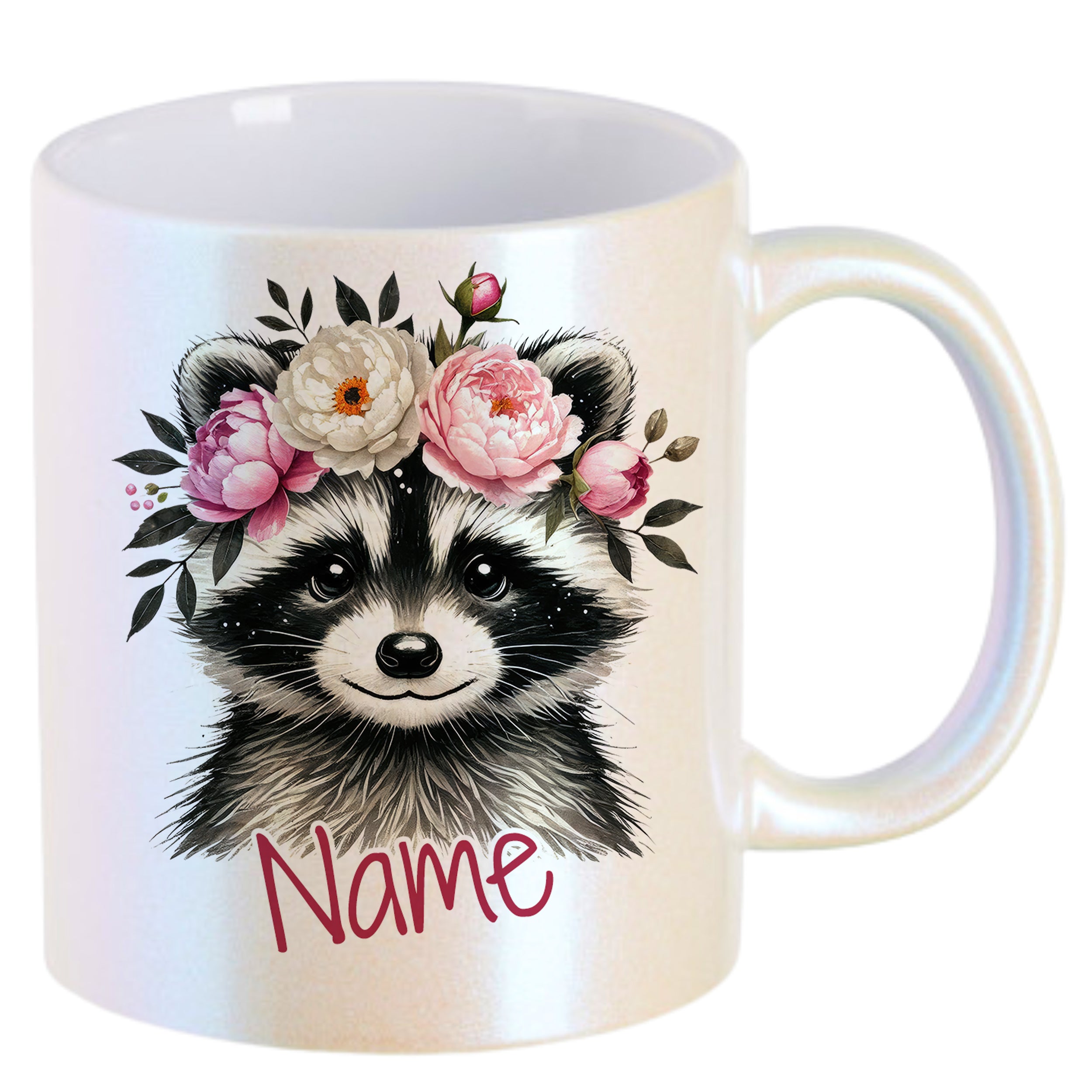 Helle Tasse mit Waschbär und Blumenmotiv, personalisiert.