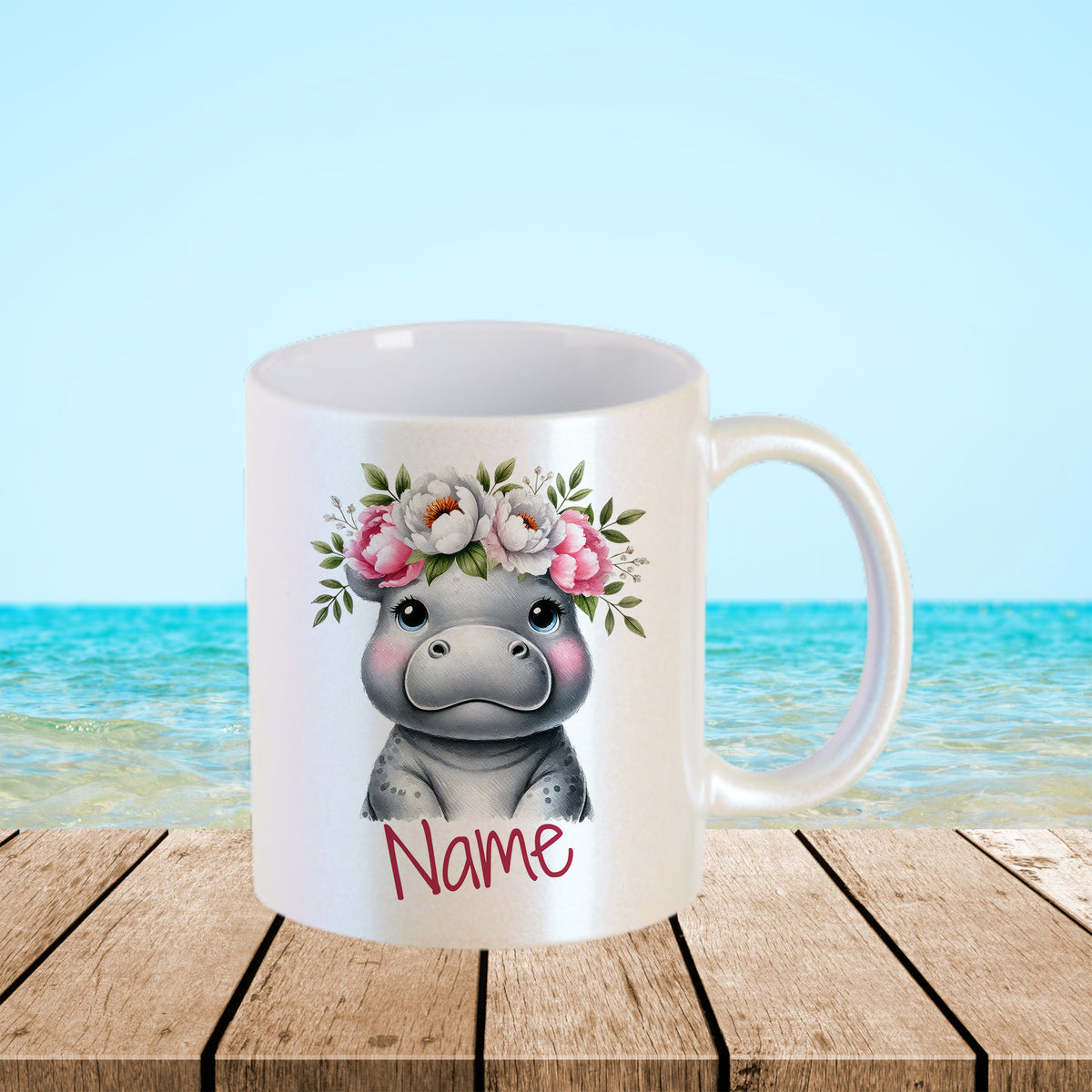 Weißer Becher mit Manatee-Illustration und Blumenkranz.