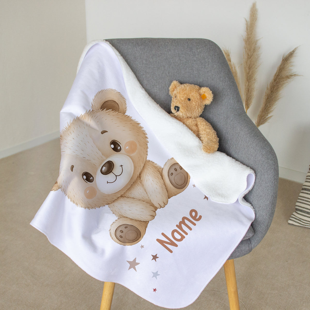 Kuscheldecke mit Bärenmotiv in Weiß und Beige.