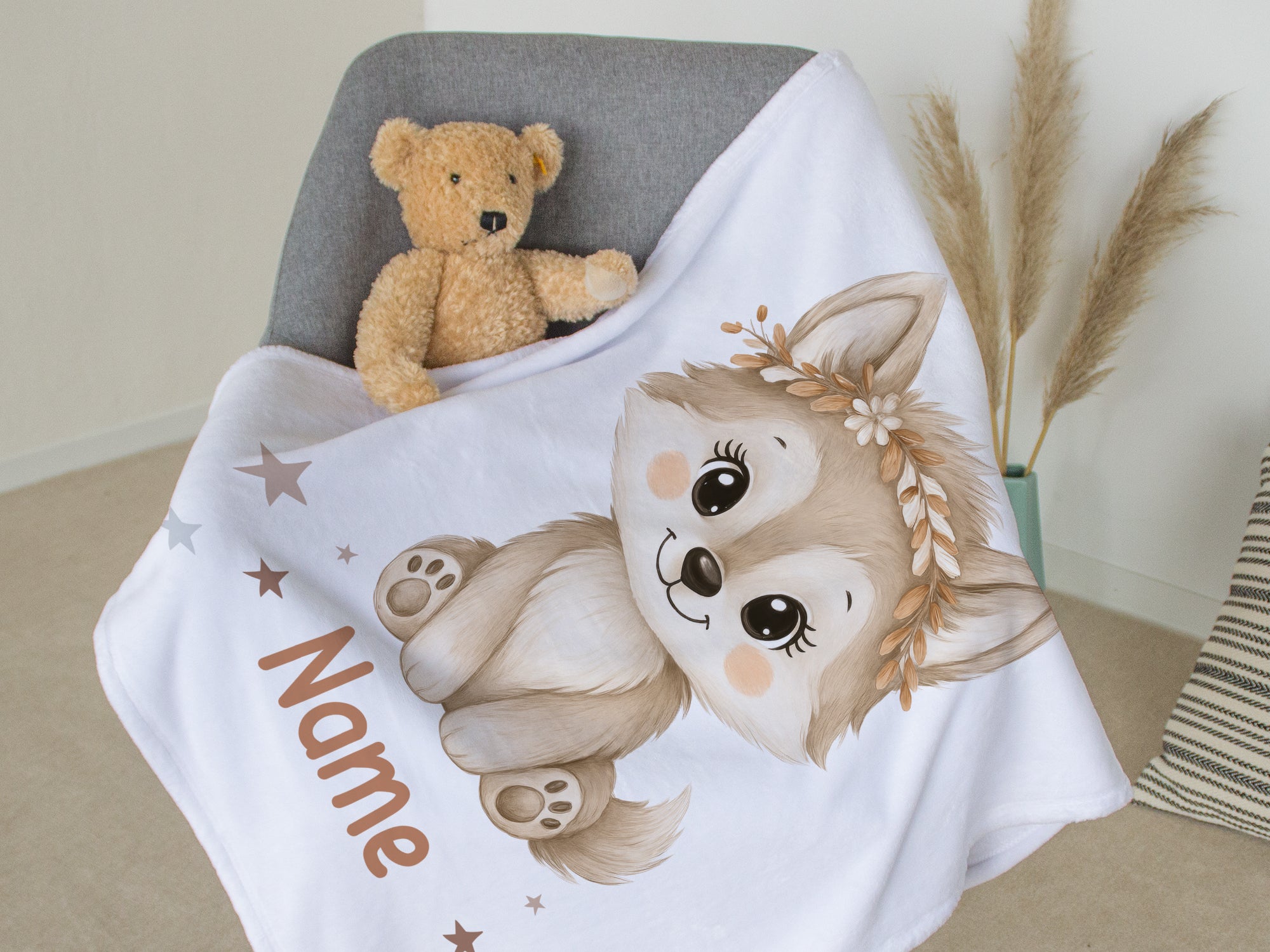 Flauschige Decke mit niedlichem Fuchs-Motiv in Weiß.