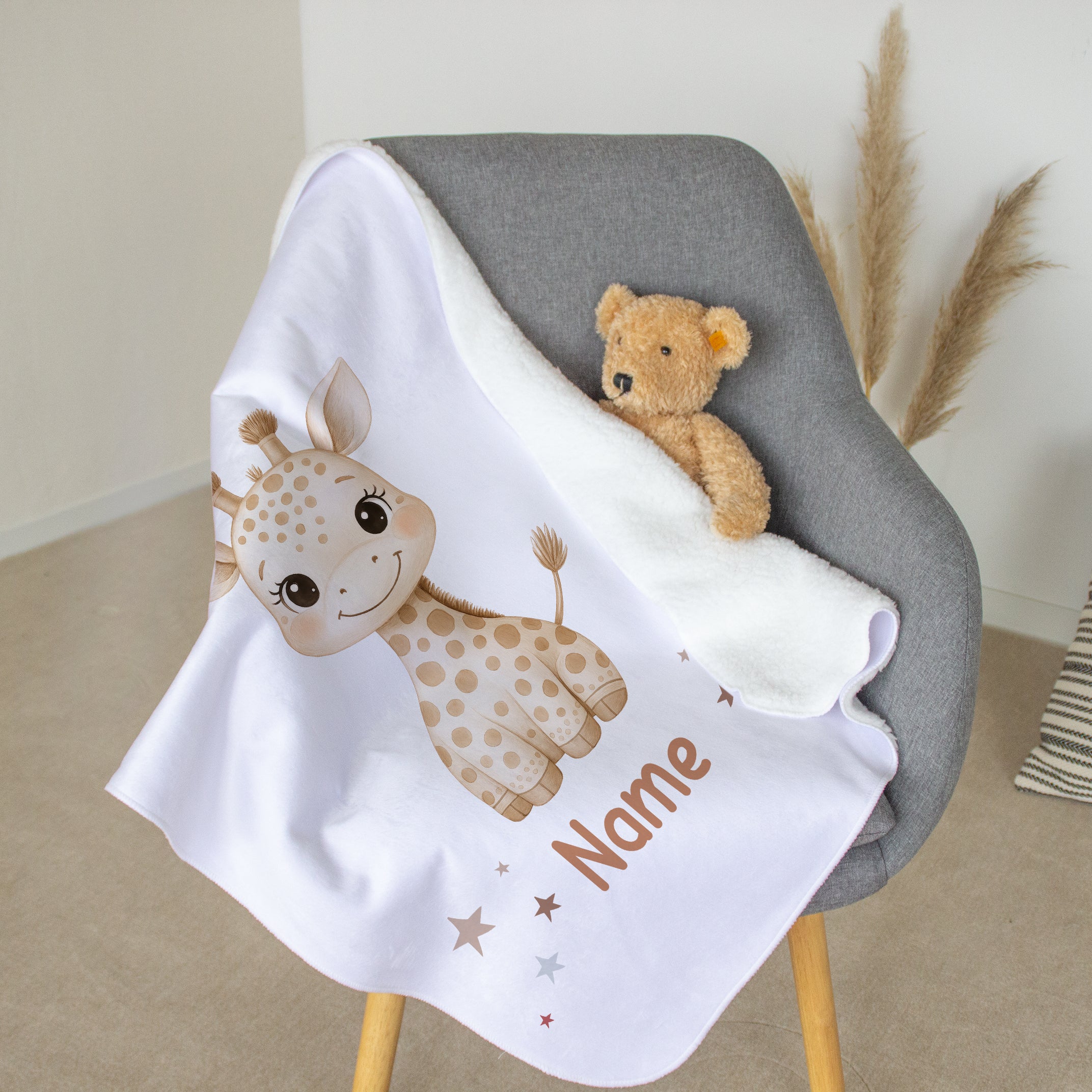 Giraffen-Decke in Weiß mit personalisiertem Namen und Sternen.