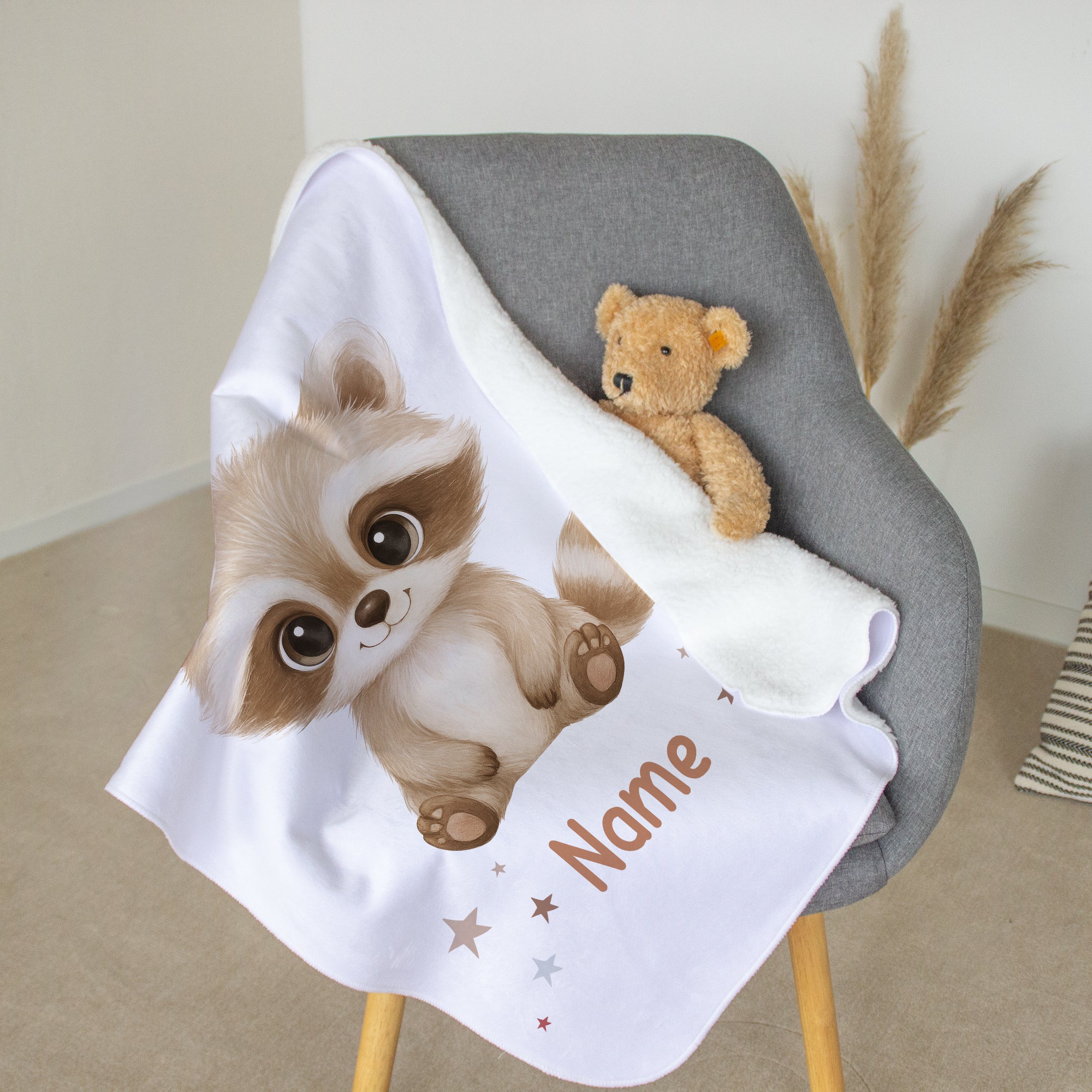 Flauschige Decke mit Waschbär-Motiv und personalisiertem Namen.