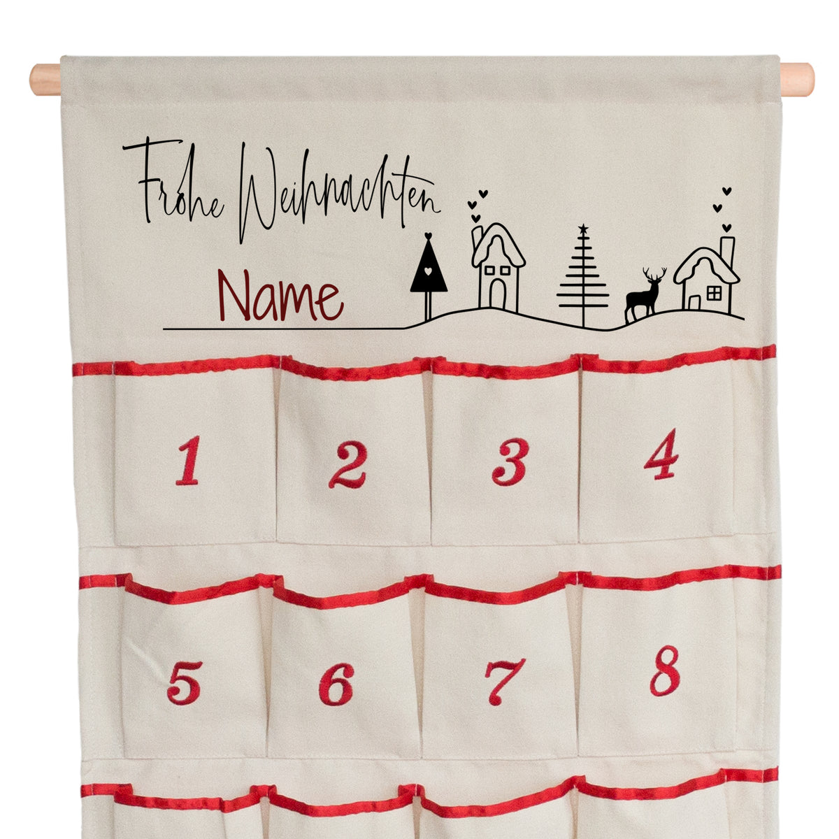 Adventskalender aus Stoff mit roten Akzenten und Weihnachtsmotiven.