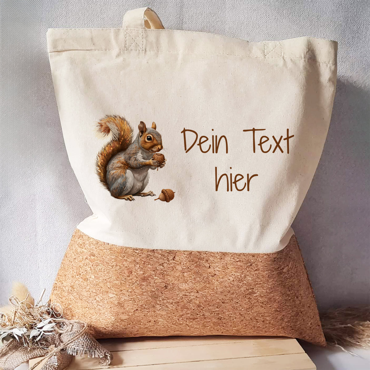 Beige Stofftasche mit Eichhörnchen-Motiv und Korkboden.