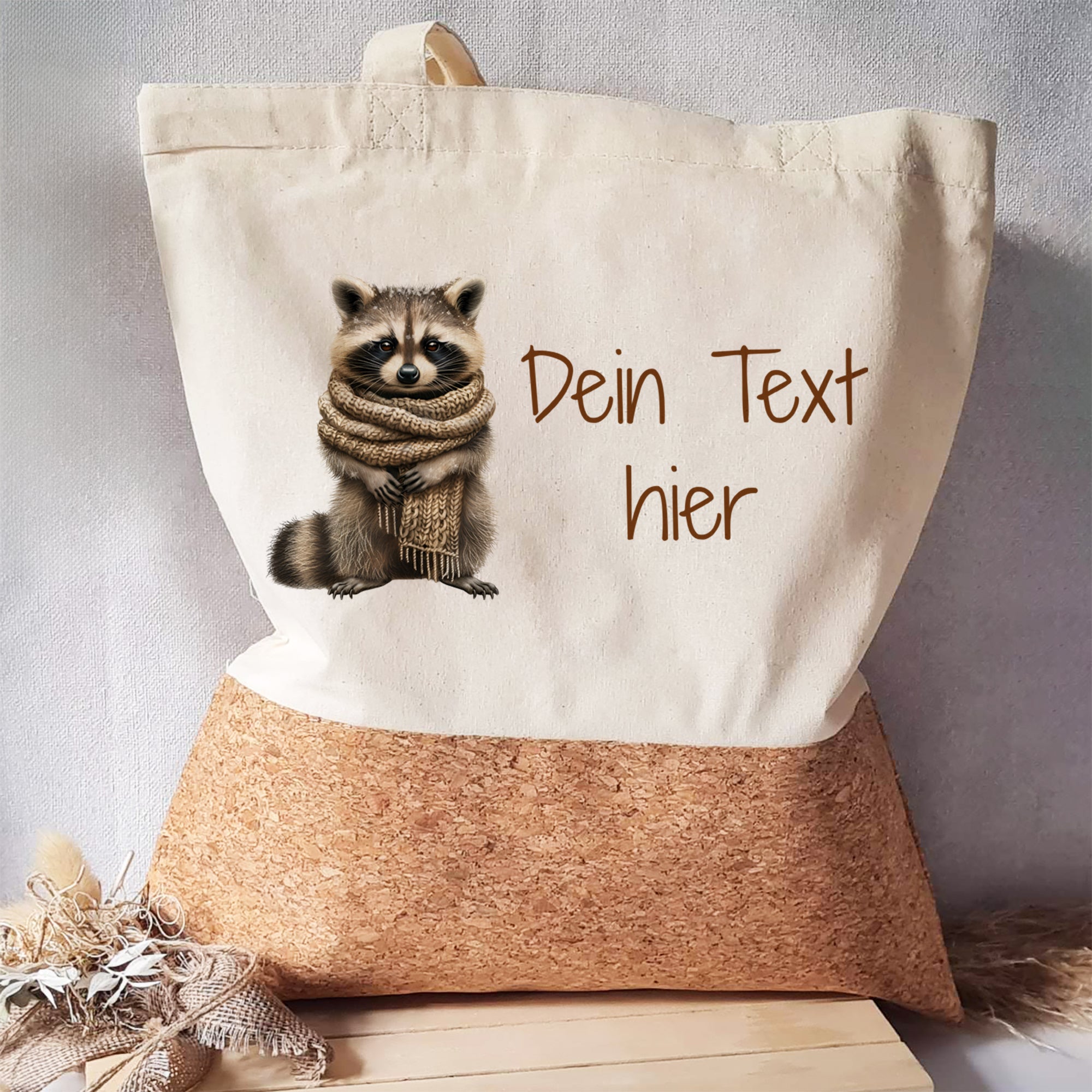 Beige Tasche mit Waschbär-Motiv und personalisierbarem Text.