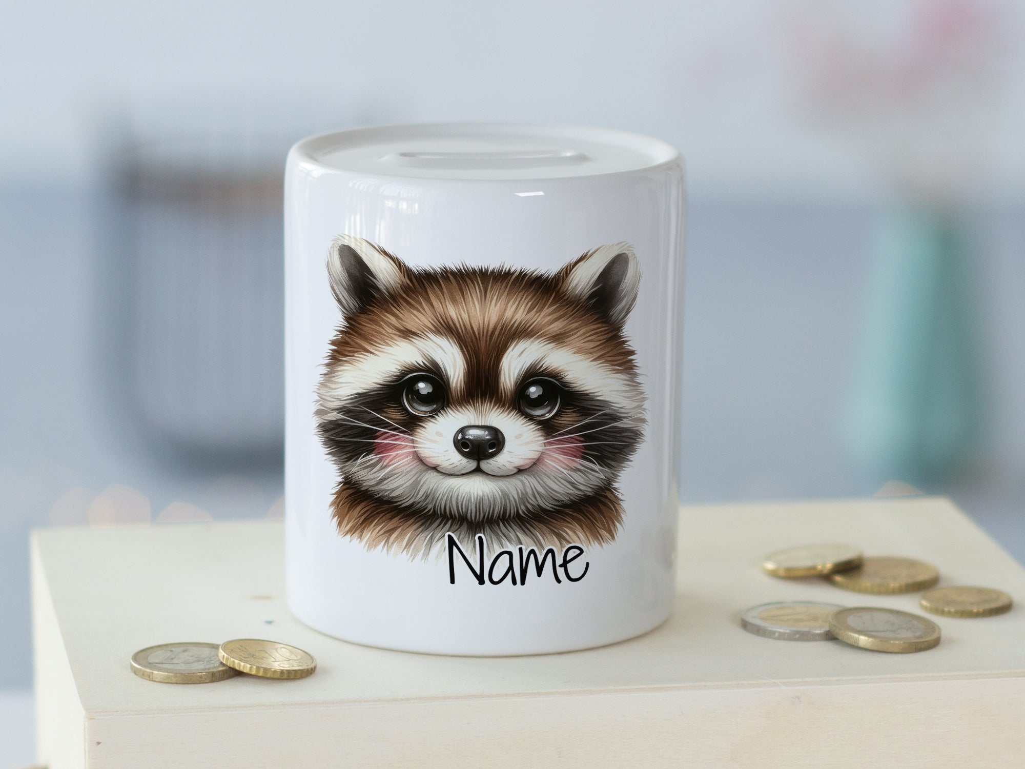 Spardose mit Waschbär-Motiv und personalisierbarem Namen.