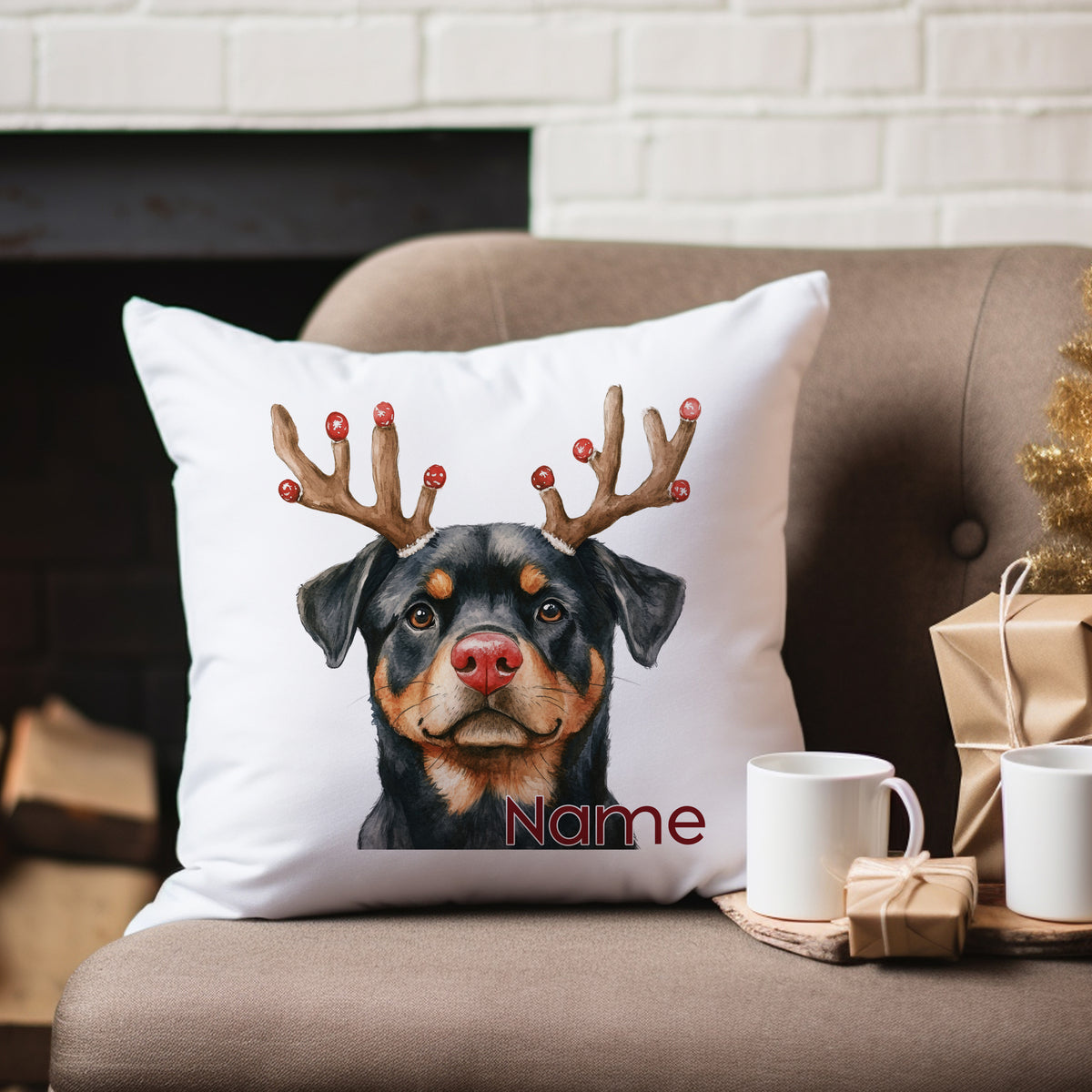 Dekoratives Kissen mit Rottweiler und Geweih, personalisierbar.