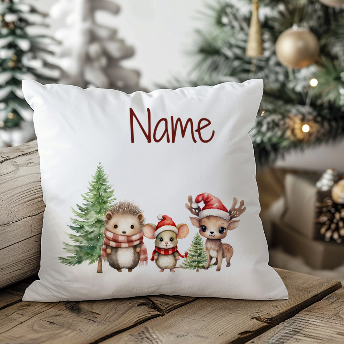 Kissen mit niedlichen Tieren, Weihnachtsmütze und personalisierbarem Namen.