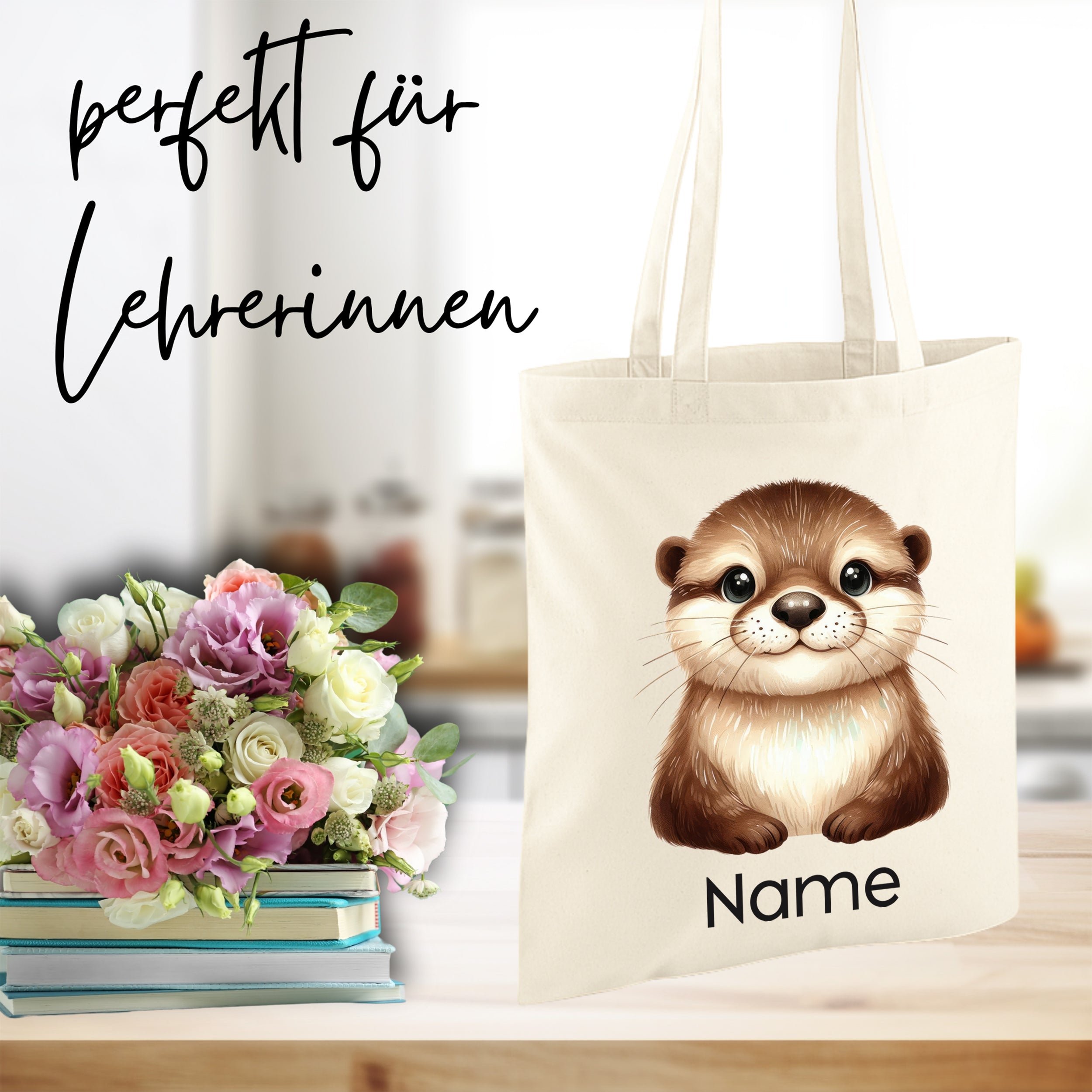 Beige Tasche mit Otter-Motiv und personalisierbarem Namen.