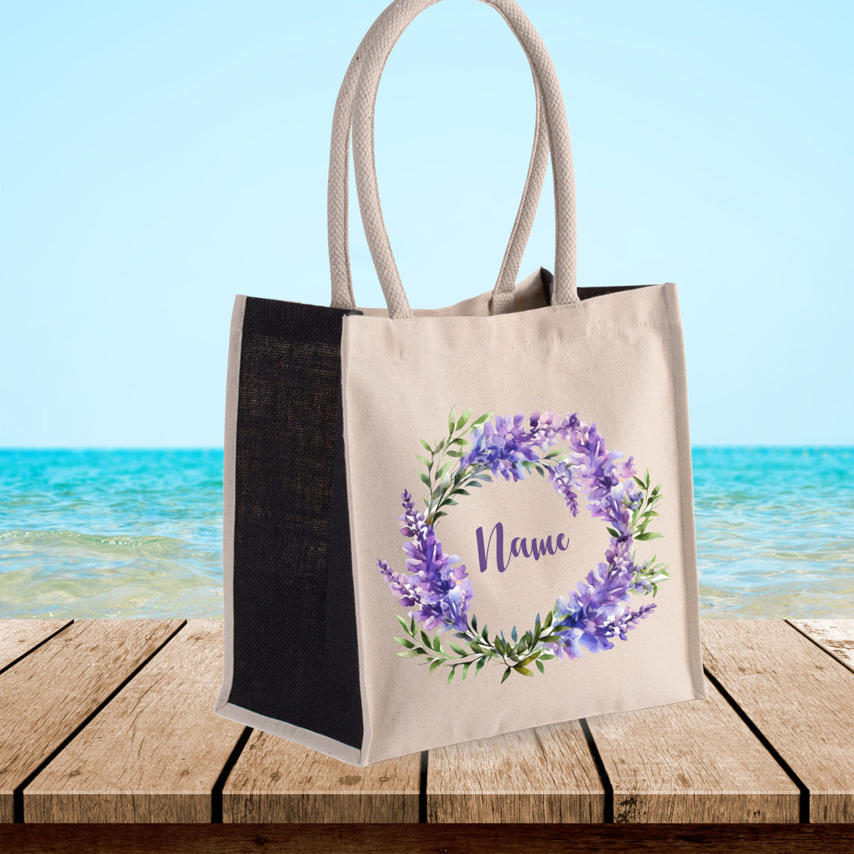 Beige Tasche mit lila Blumenkranz und personalisiertem Namen.