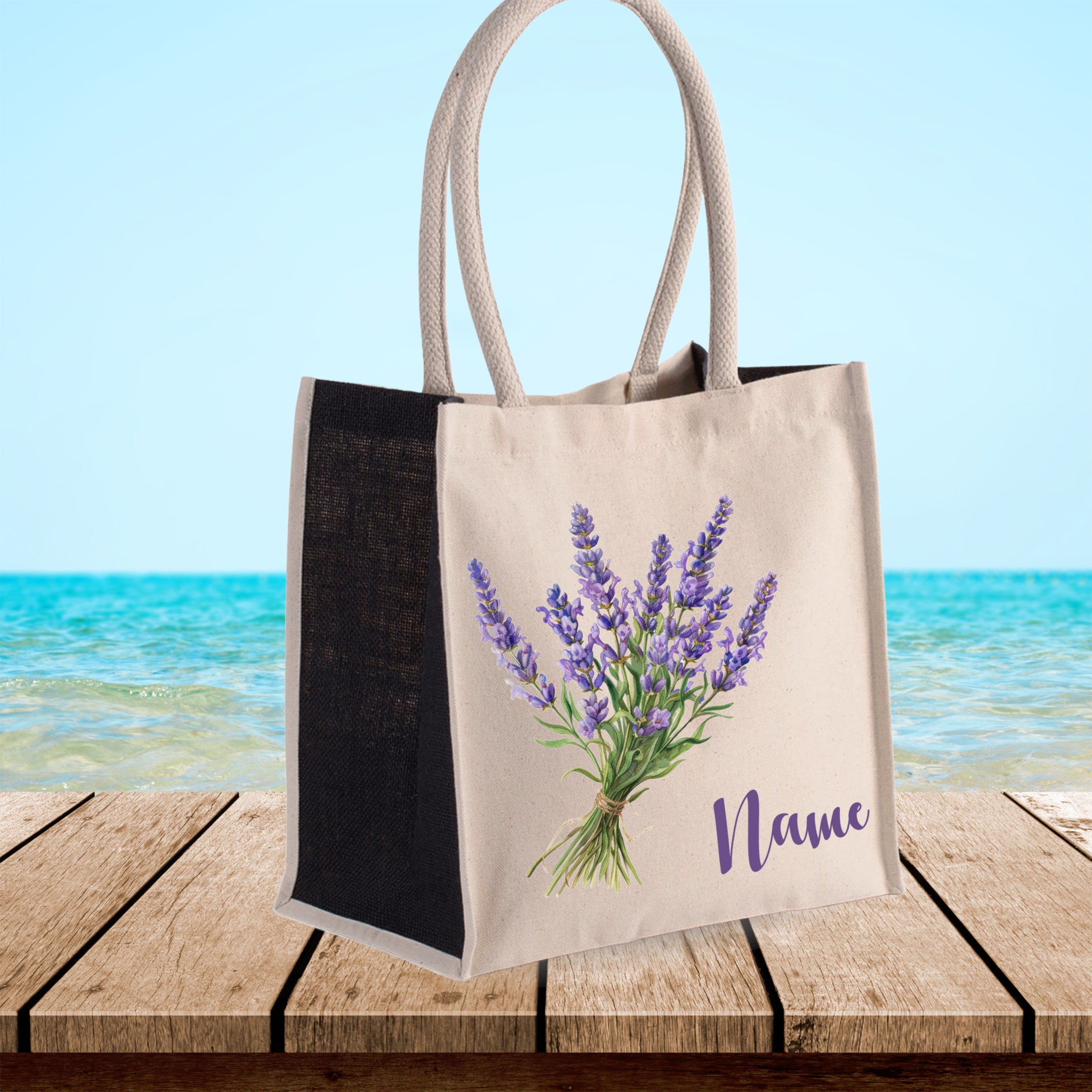 Beige Tasche mit lila Lavendel und personalisiertem Namen.