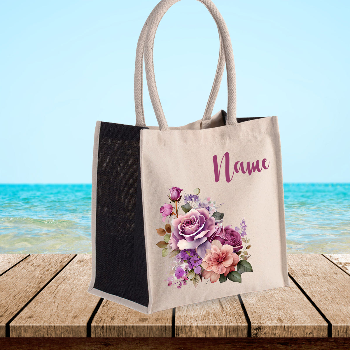 Beige Tasche mit lila Blumen und personalisiertem Namen.