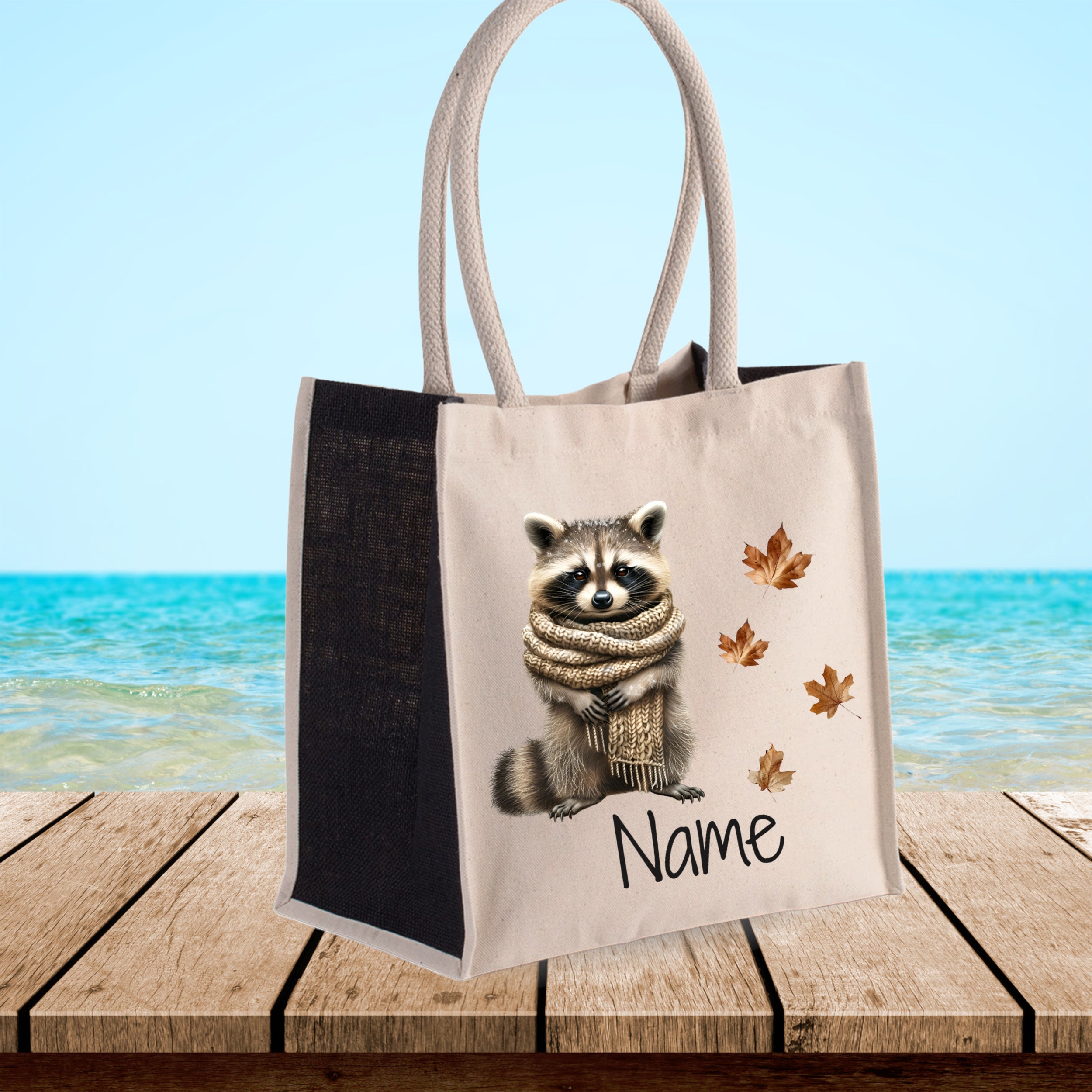 Beige Tasche mit Waschbär und herbstlichen Blättern.