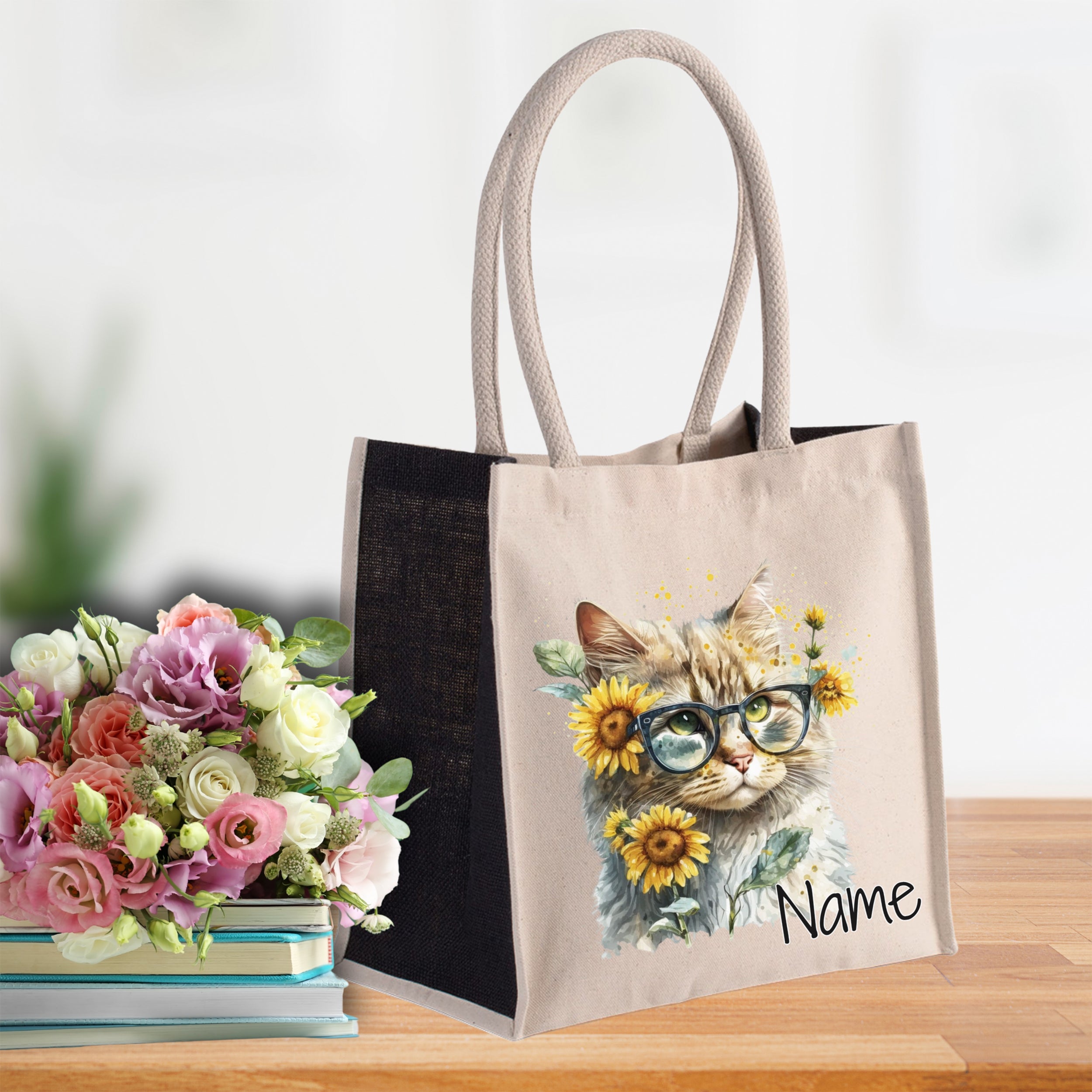 Beige Tasche mit Katzenmotiv, Sonnenblumen und personalisierbarem Namen.